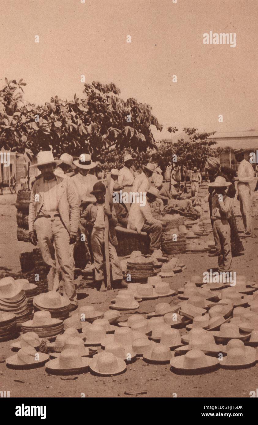 Les Sombreros de paille tissée sont le harnais de Porto Ricans. Ici ils sont à vendre dans la ville intérieure de Yauco. Porto Rico. Antilles (1923) Banque D'Images
