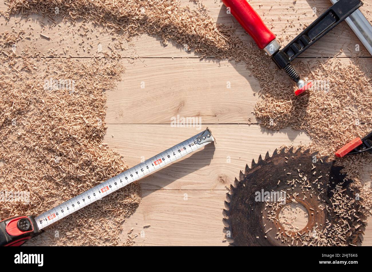 outils de menuiserie en copeaux de bois sur fond en bois de planches de chêne avec texture expressive et motif naturel Banque D'Images