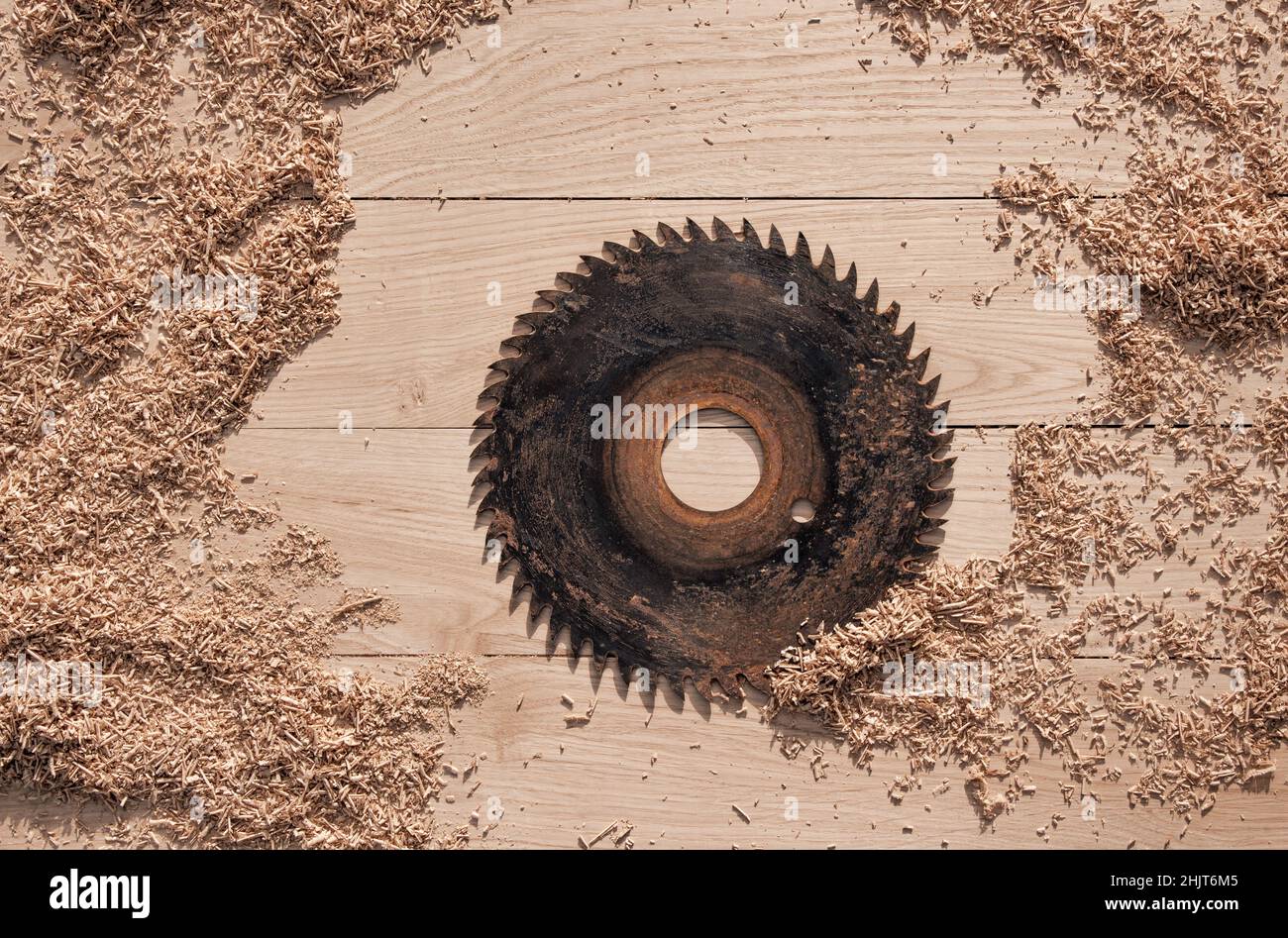 outils de menuiserie en copeaux de bois sur fond en bois de planches de chêne avec texture expressive et motif naturel Banque D'Images