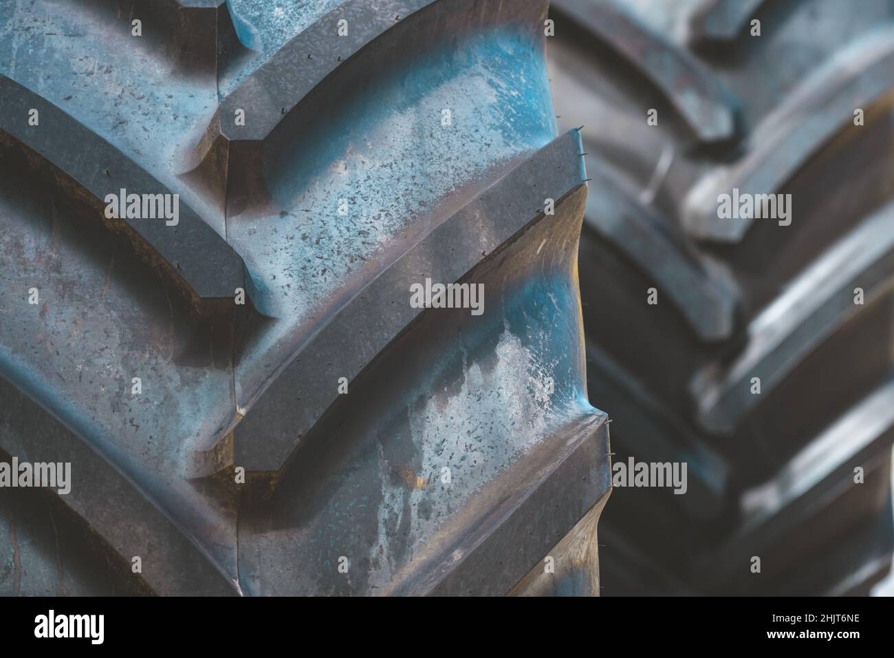 Gros plan sur les pneus de tracteurs agricoles avec une attention sélective Banque D'Images