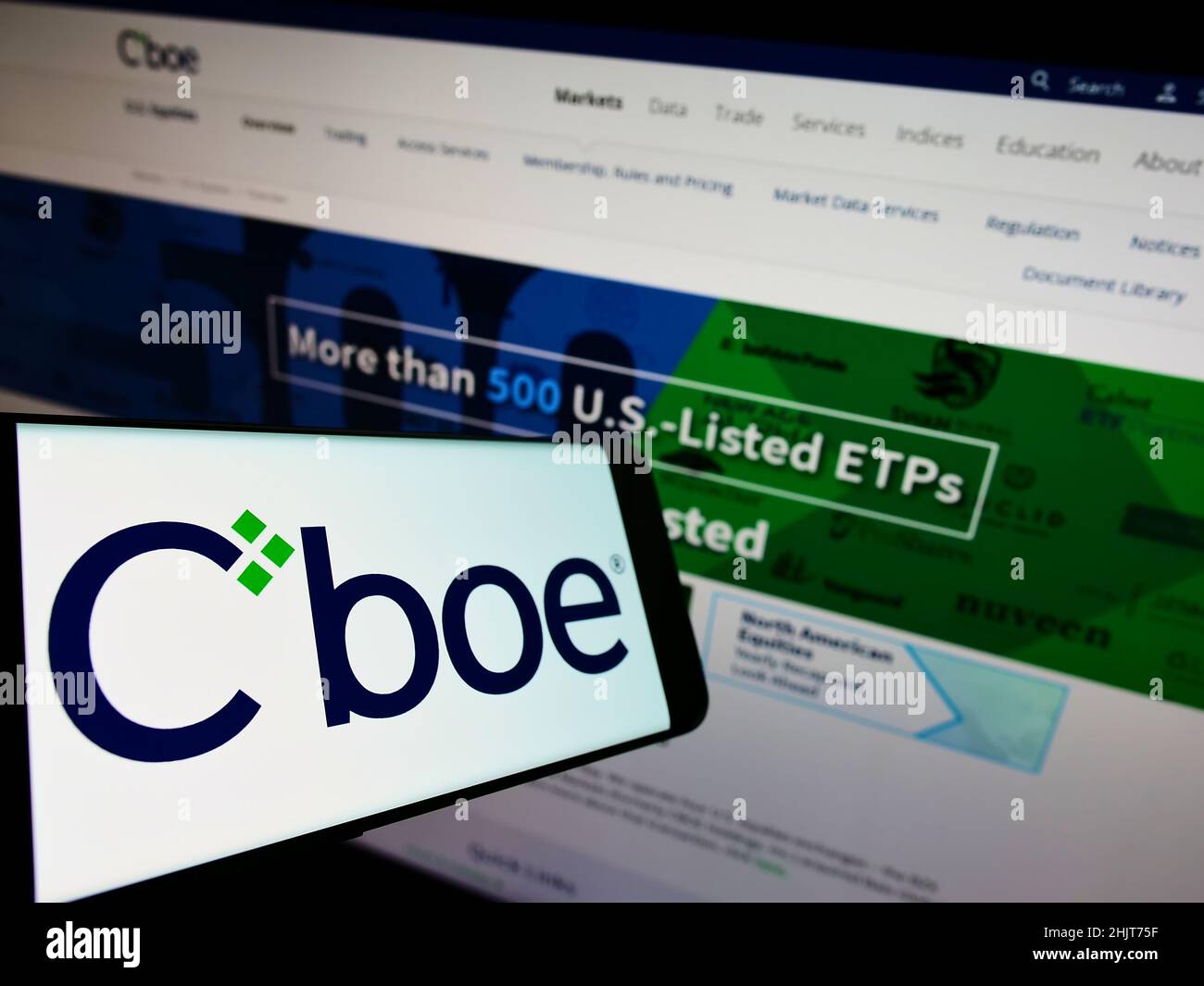 Smartphone avec logo de la société financière américaine CBOE Global Markets Inc. À l'écran devant le site Web.Mise au point au centre-gauche de l'écran du téléphone. Banque D'Images