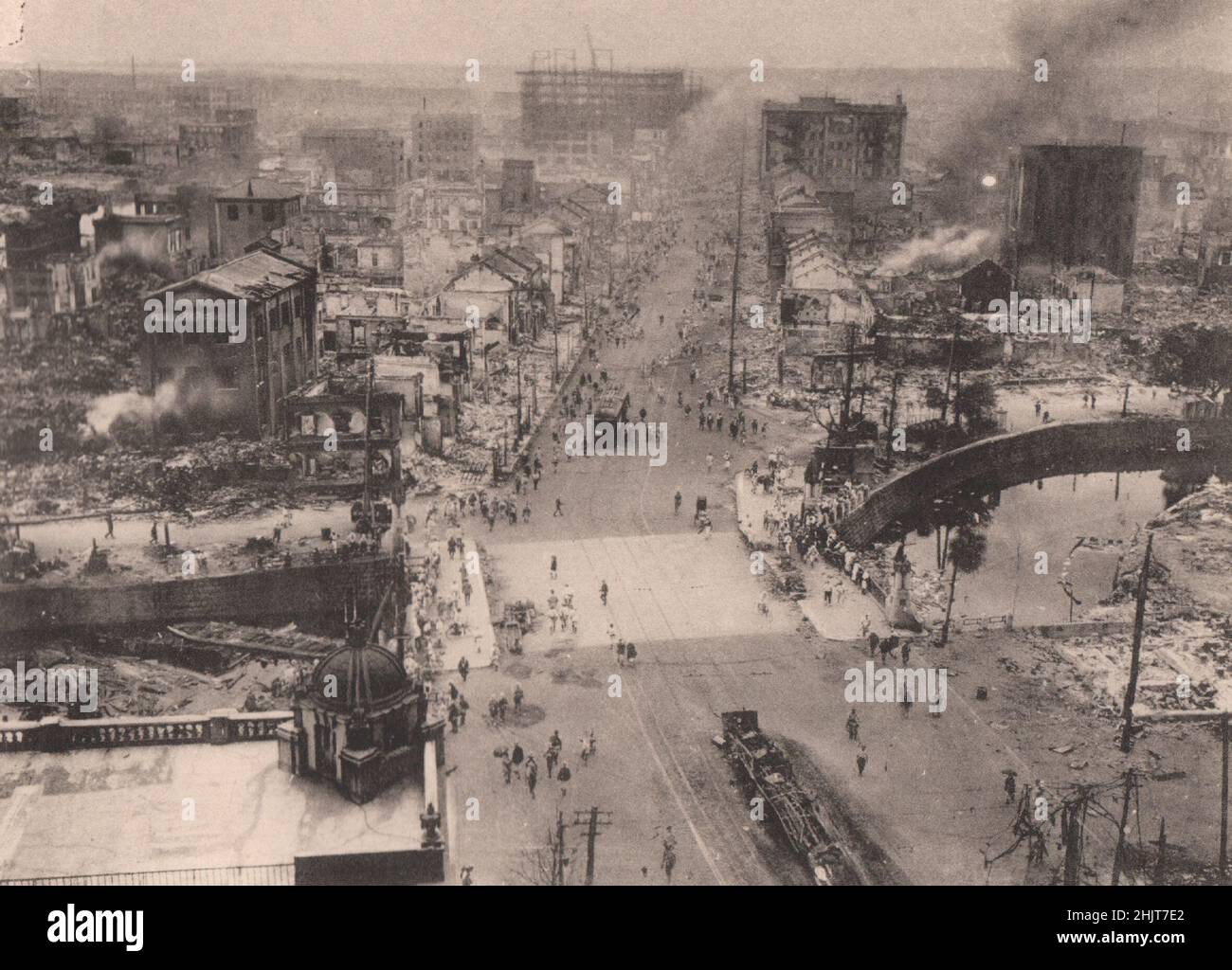Tremblement de terre au Japon 1923: Les ruines de la Gina - la vue effroyable de la rue, réduite aux cendres par les conflagrations Banque D'Images