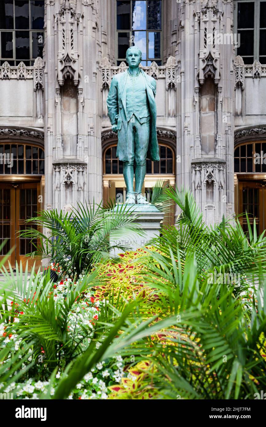 Une statue de Nathan Hale se trouve dans la cour d'un bâtiment de Chicago Banque D'Images