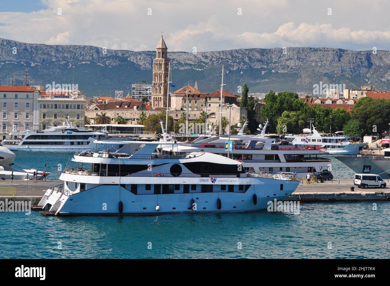 Des ferryboats qui relient le continent avec les îles croates ancrées dans le port, Split, Croatie Banque D'Images