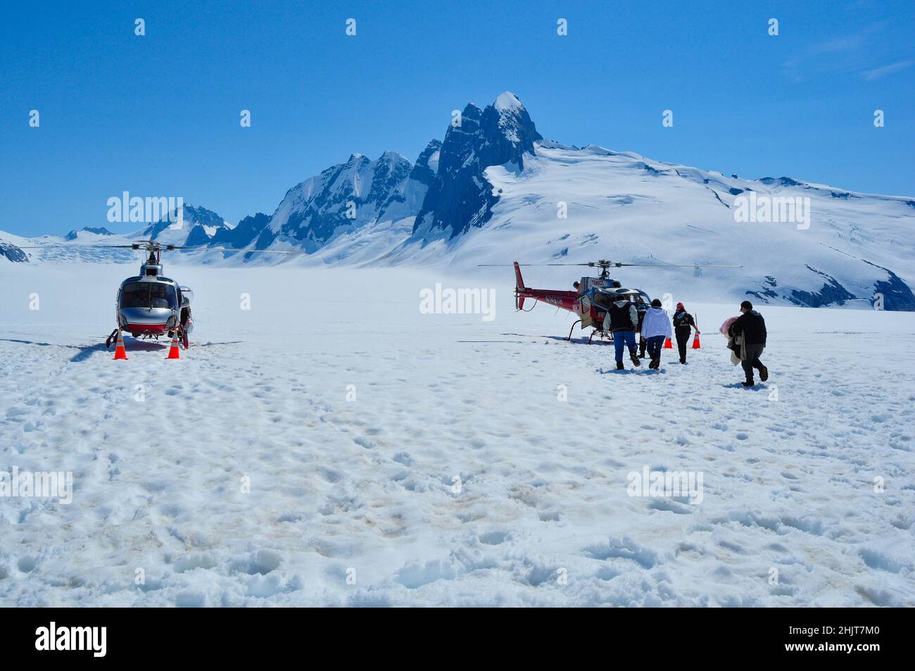 Des hélicoptères au sommet du glacier Mendenhall dans le champ de glace de Juneau, en Alaska Banque D'Images