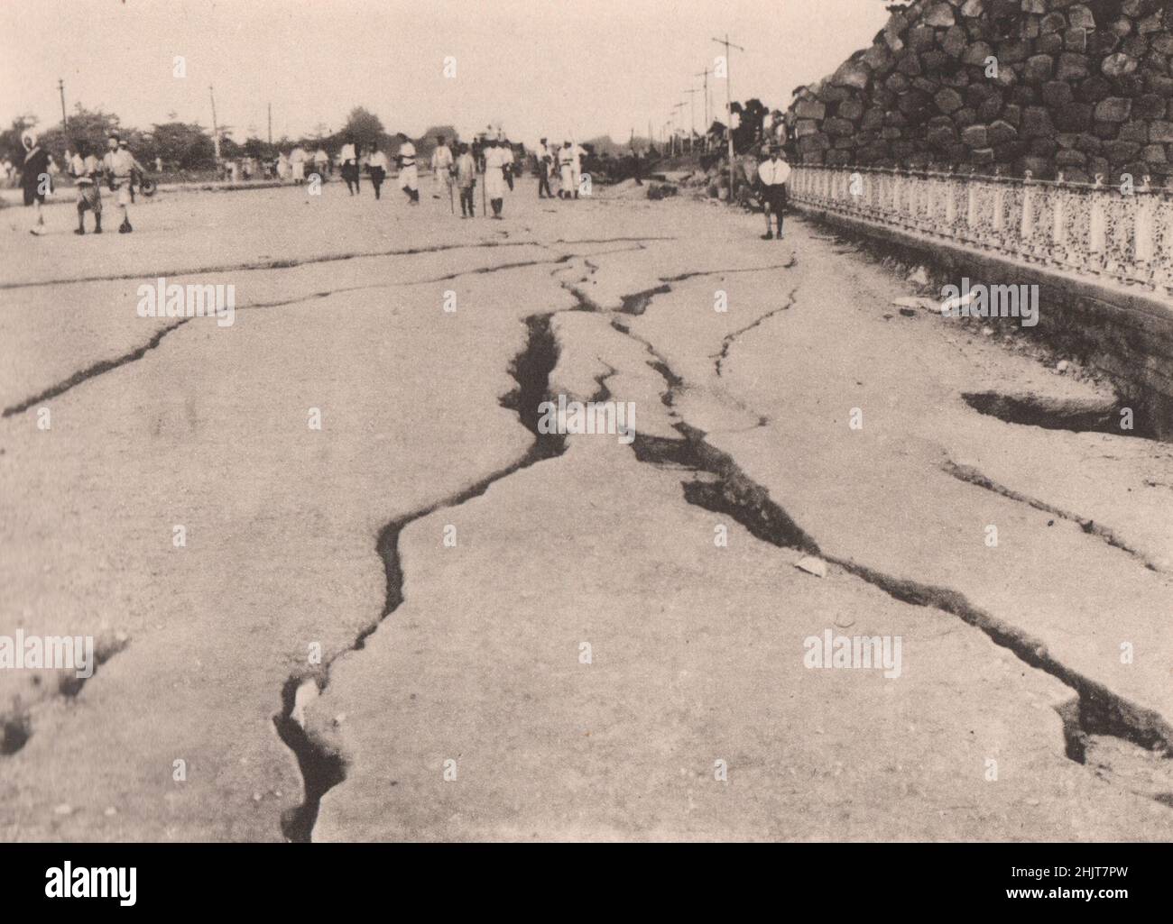Tremblement de terre au Japon en 1923 : fissures sur la route 'gaisen' en face du palais impérial. (Côté gauche) Banque D'Images