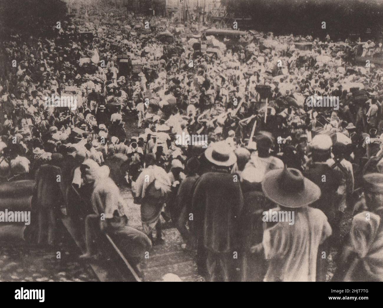 Tremblement de terre 1923 au Japon : des foules de réfugiés fuyant l'arène de l'holocauste, chassés par les flammes furieuses qui se manifestent derrière eux Banque D'Images