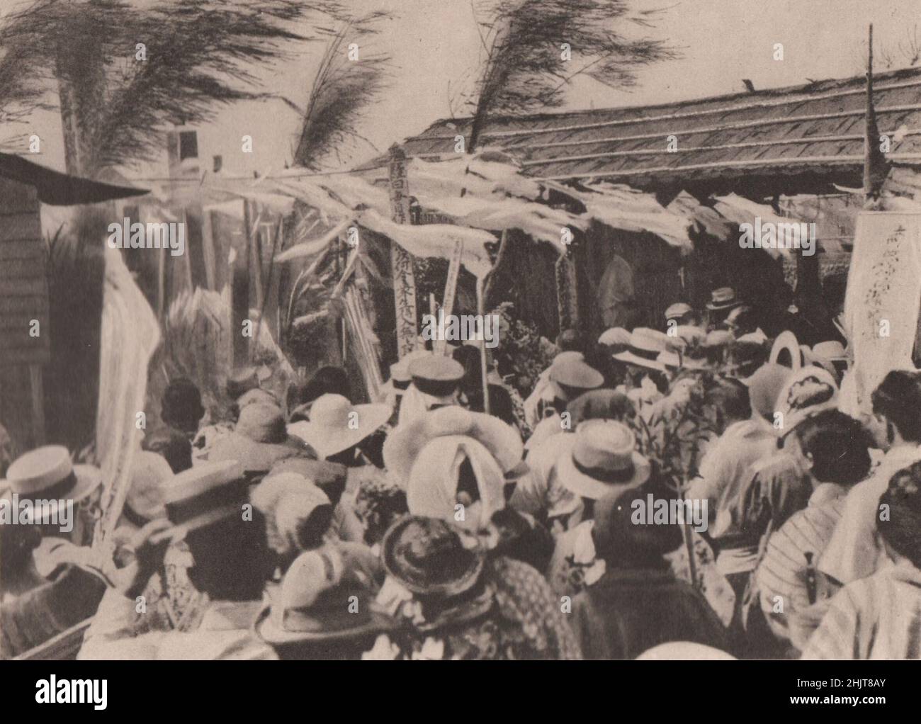 Tremblement de terre au Japon 1923 : service religieux pour les malheureux 60000 âmes qui sont mortes au dépôt de vêtements (Honjo) Banque D'Images