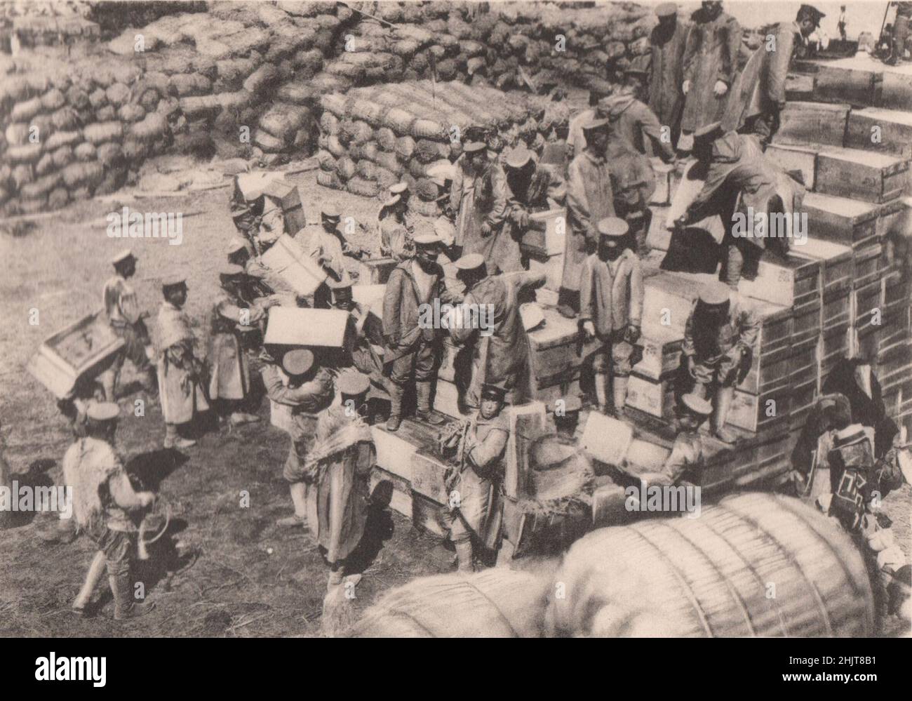 Tremblement de terre au Japon 1923 : stocks de denrées alimentaires débarqués à Shibaura (Tokyo) Banque D'Images