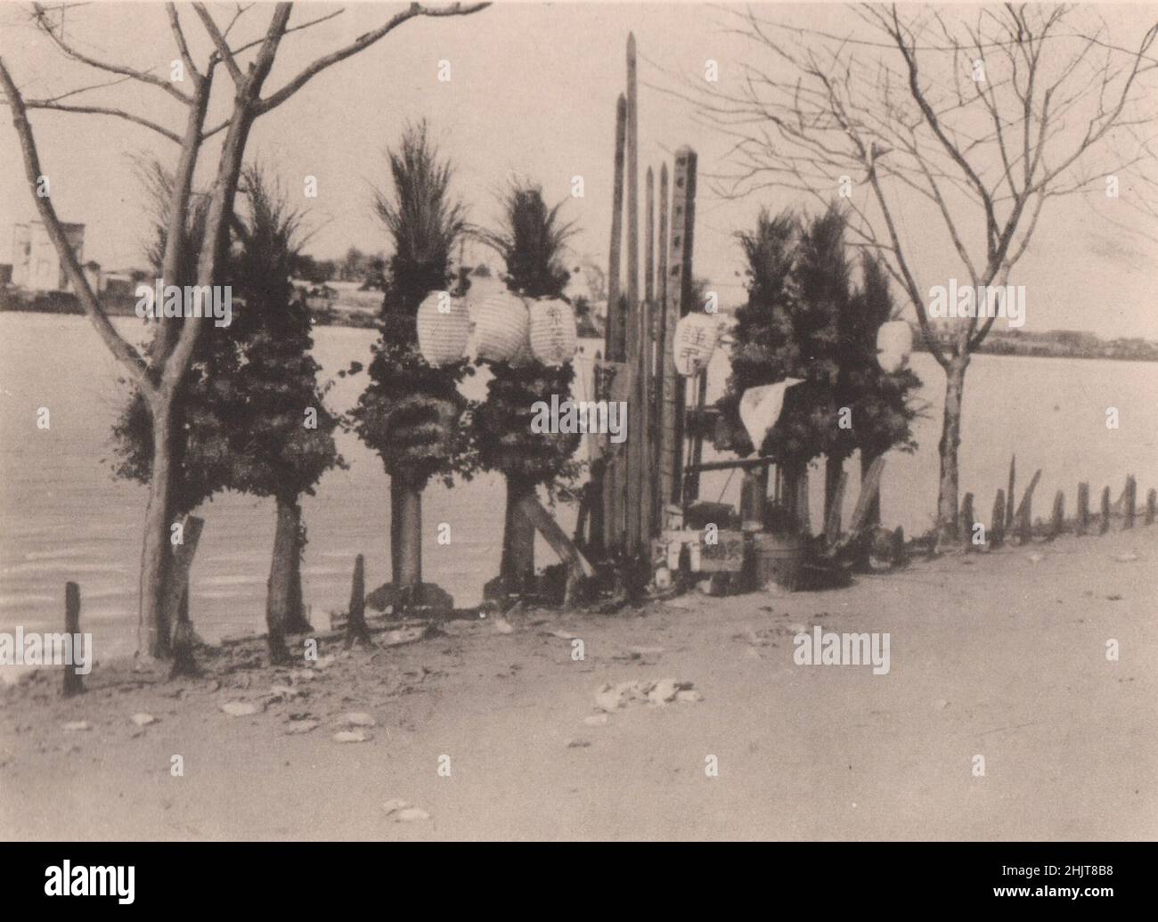 Tremblement de terre au Japon 1923 : le service religieux des victimes s'est noyé dans le fleuve Sumida Banque D'Images