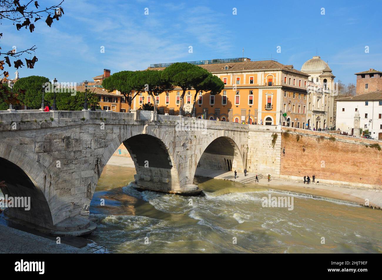 Pont en pierre et vue sur Trastevere sur le Tibre, Rome, Italie Banque D'Images