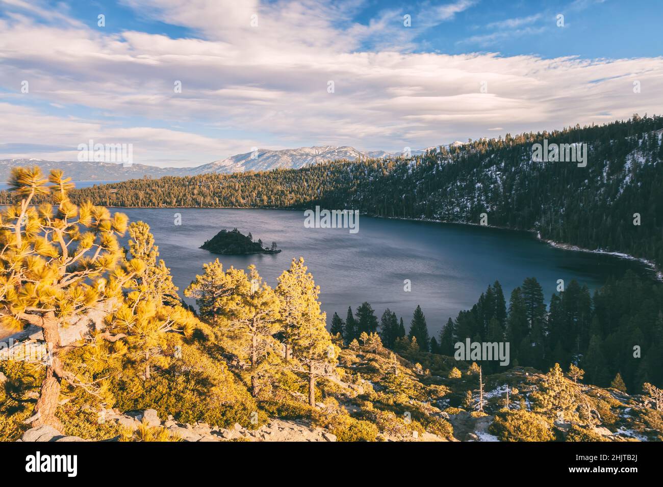 Vue panoramique sur la baie d'émeraude du lac Tahoe, avec l'île de Fannette, pendant une saison hivernale sèche, Californie, États-Unis. Banque D'Images
