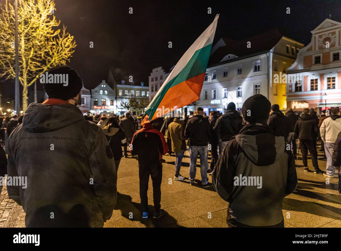 Cottbus, Allemagne.31st janvier 2022.Un participant à une manifestation contre la politique de Corona est muni d'un drapeau bulgare sur l'Altmarkt.Le rallye enregistré par le chef de faction de l'AfD de Brandebourg Berndt a été rompu parce que les distances et les exigences de masque n'ont pas été observées.Credit: Frank Hammerschmidt/dpa/Alay Live News Banque D'Images