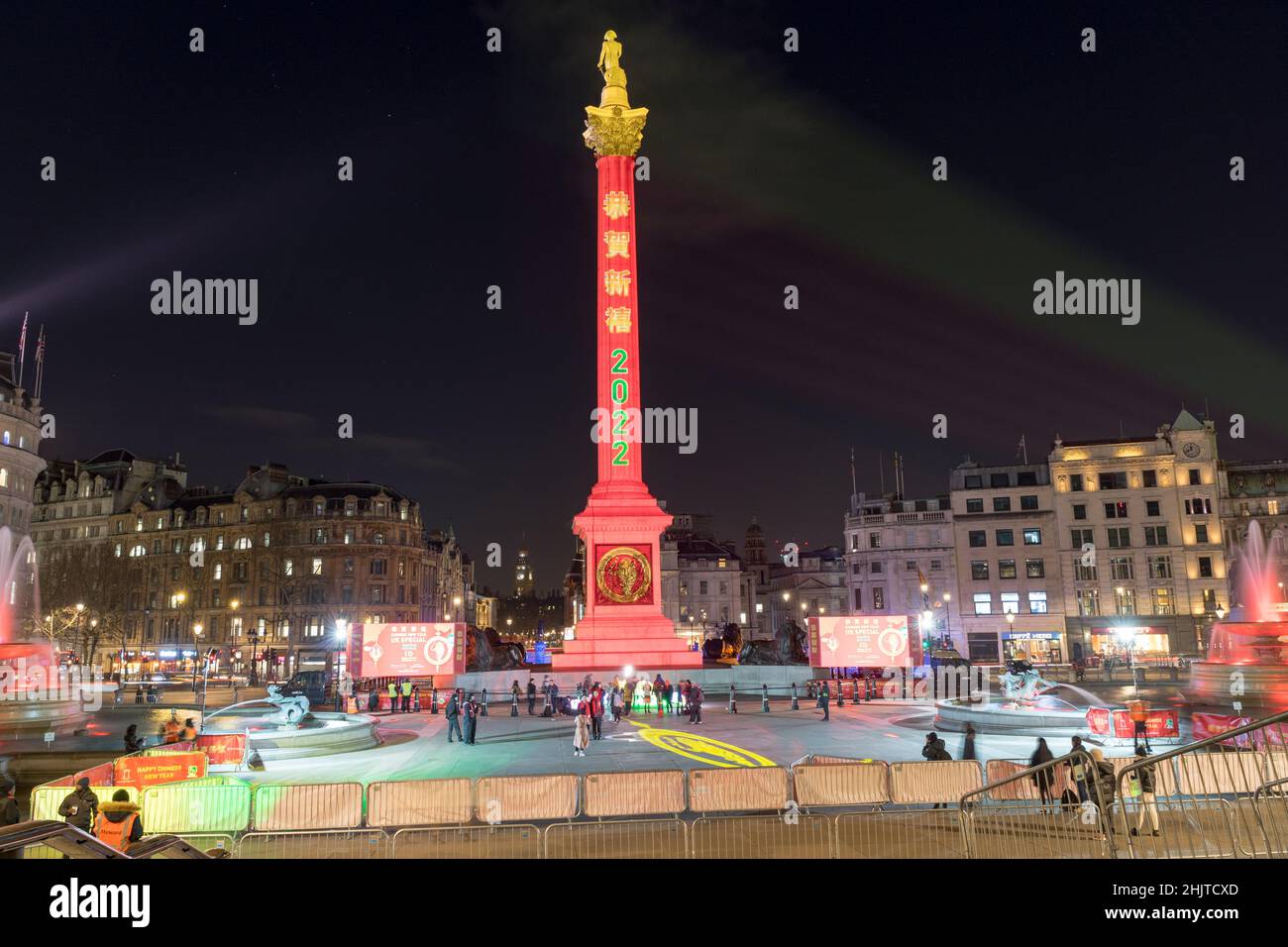 Londres Royaume-Uni 31st janvier 2022 : la colonne Nelson est illuminée en mandarin à la veille du nouvel an chinois pour souhaiter aux gens un nouvel an chinois heureux (nouvel an lunaire).Les fêtes habituelles du nouvel an chinois ont été annulées cette année.Une petite cérémonie de danse du lion et du dragon a été exécutée à la place Trafalgar de Londres aux Londoniens, aux vip et aux dignitaires, aux représentants du maire de Londres, lord Mayor of Westminster.Credit: Xiu Bao/Alamy Live News Banque D'Images