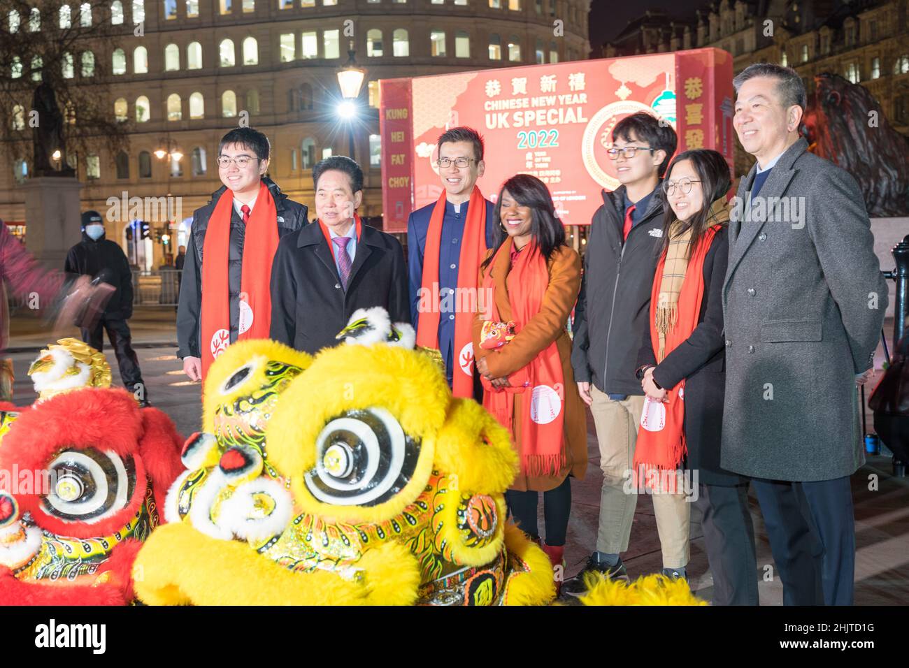 Londres Royaume-Uni 31st janvier 2022 : la colonne Nelson est illuminée en mandarin à la veille du nouvel an chinois pour souhaiter aux gens un nouvel an chinois heureux (nouvel an lunaire).Les fêtes habituelles du nouvel an chinois ont été annulées cette année.Une petite cérémonie de danse du lion et du dragon a été exécutée à la place Trafalgar de Londres aux Londoniens, aux vip et aux dignitaires, aux représentants du maire de Londres, lord Mayor of Westminster.Credit: Xiu Bao/Alamy Live News Banque D'Images