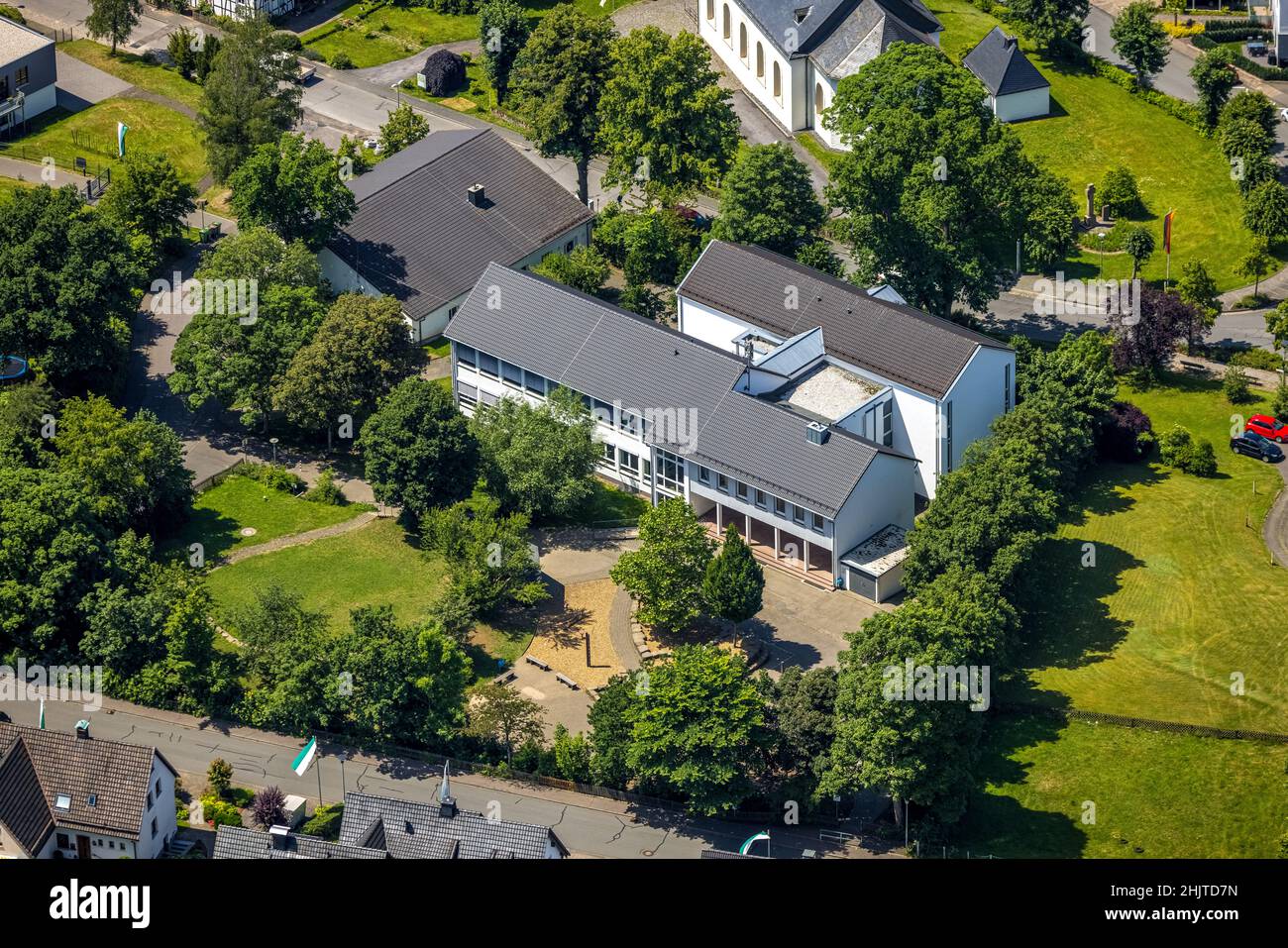 Vue aérienne, école primaire catholique Franz-Hitze-Schule, Rhode, Olpe, pays aigre, Rhénanie-du-Nord-Westphalie,Allemagne, enseignement, établissement d'enseignement, Banque D'Images