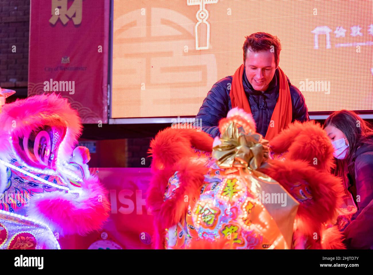 Londres Royaume-Uni 31st janvier 2022 : la colonne Nelson est illuminée en mandarin à la veille du nouvel an chinois pour souhaiter aux gens un nouvel an chinois heureux (nouvel an lunaire).Les fêtes habituelles du nouvel an chinois ont été annulées cette année.Une petite cérémonie de danse du lion et du dragon a été exécutée à la place Trafalgar de Londres aux Londoniens, aux vip et aux dignitaires, aux représentants du maire de Londres, lord Mayor of Westminster.Credit: Xiu Bao/Alamy Live News Banque D'Images