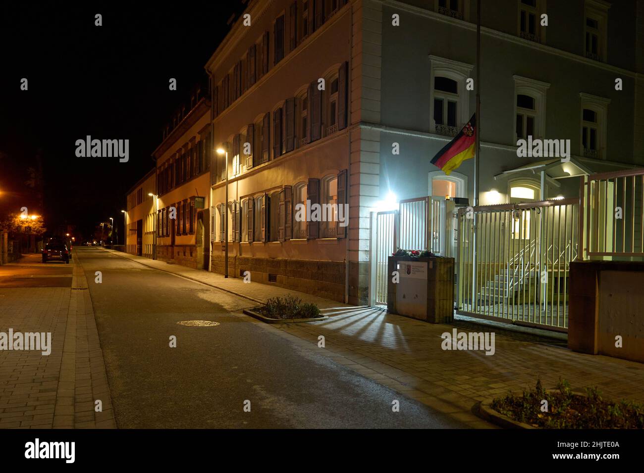 Kusel, Allemagne.31st janvier 2022.Le drapeau d'État devant le quartier général de la police du Palatinat Ouest et le poste de police de Kusel vole en Berne.Le matin, un policier et un policier avaient été abattus pendant un contrôle de la circulation.Crédit : Thomas Frey/dpa/Alay Live News Banque D'Images
