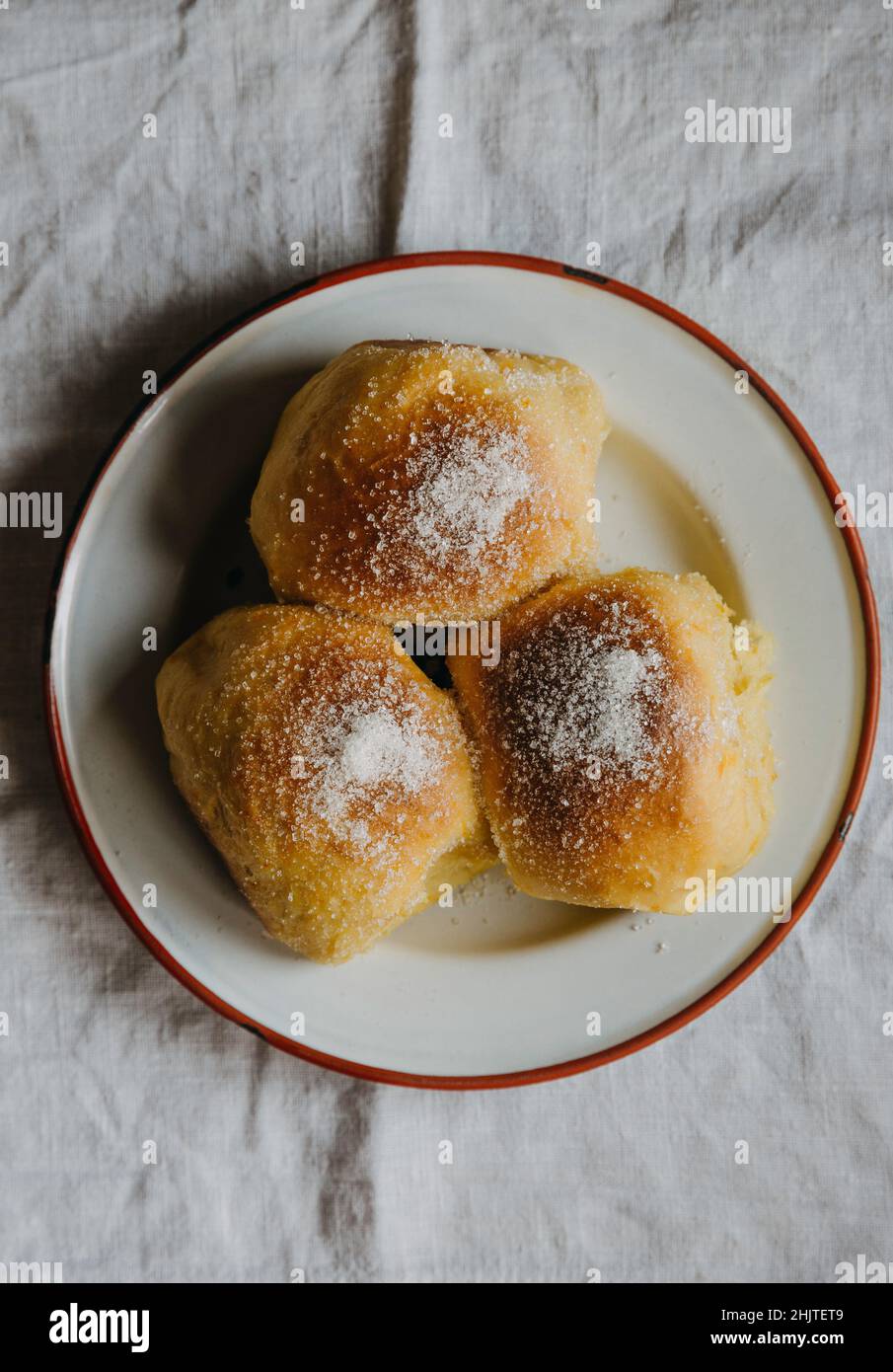 Une assiette de petits pains suédois au safran Banque D'Images