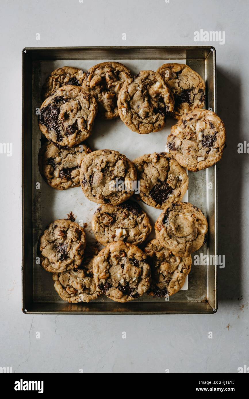 Une plaque de cuisson de biscuits aux pépites de chocolat Banque D'Images