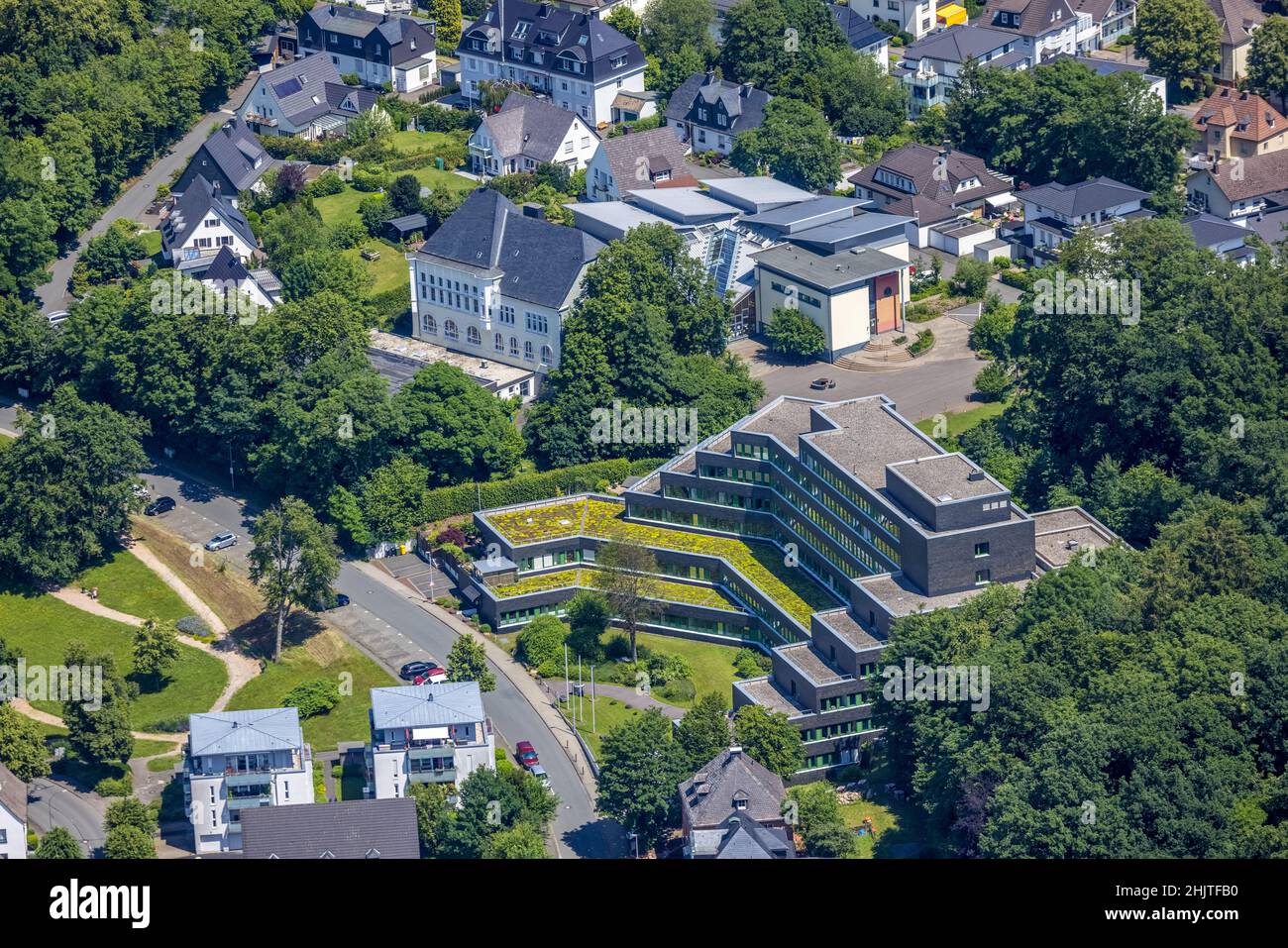 Vue aérienne, bureau fiscal d'Olpe et école catholique de Gallenberg, ville d'Olpe, Olpe, pays aigre, Rhénanie-du-Nord-Westphalie,Allemagne, autorité, éducation, éducation Banque D'Images