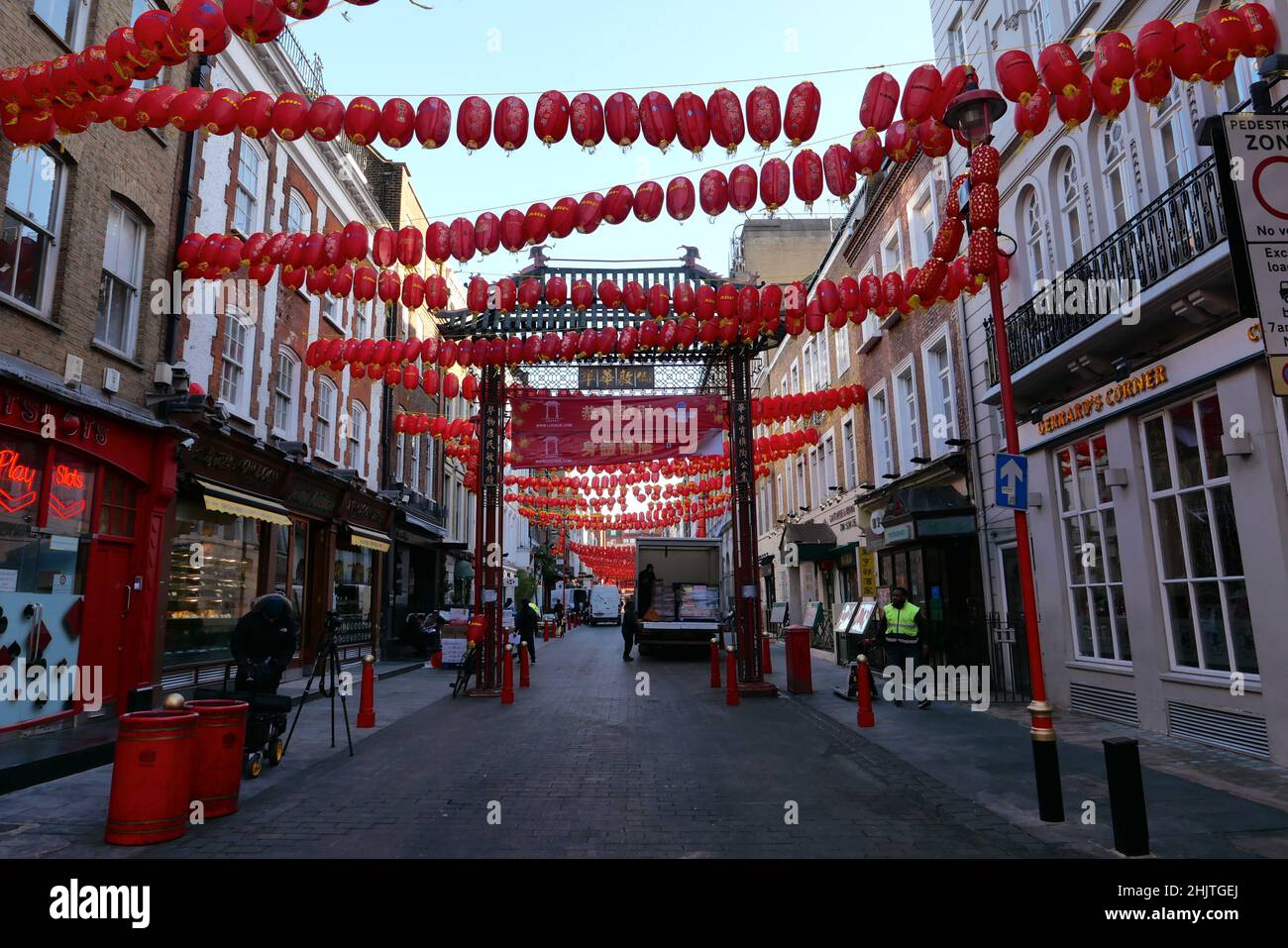 Commerçants à Gerrard Street , faites le stock et préparez-vous pour les célébrations du nouvel an chinois à partir de demain 1 février 2022 ... Banque D'Images
