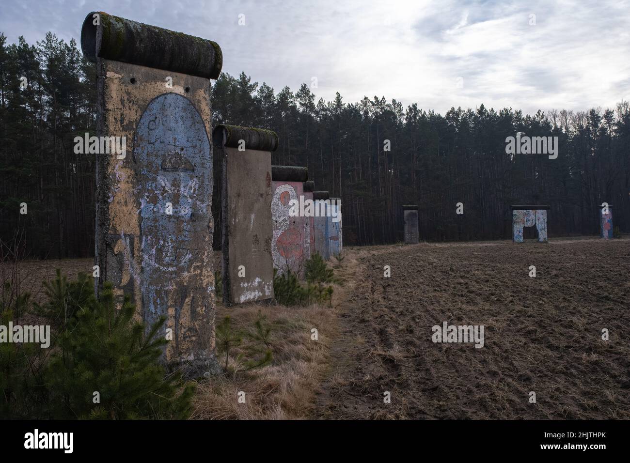 Sosnowka, Pologne - 16 janvier 2022.Fragments de mur de Berlin en Pologne.Mise au point sélective.Hiver ensoleillé jour Banque D'Images