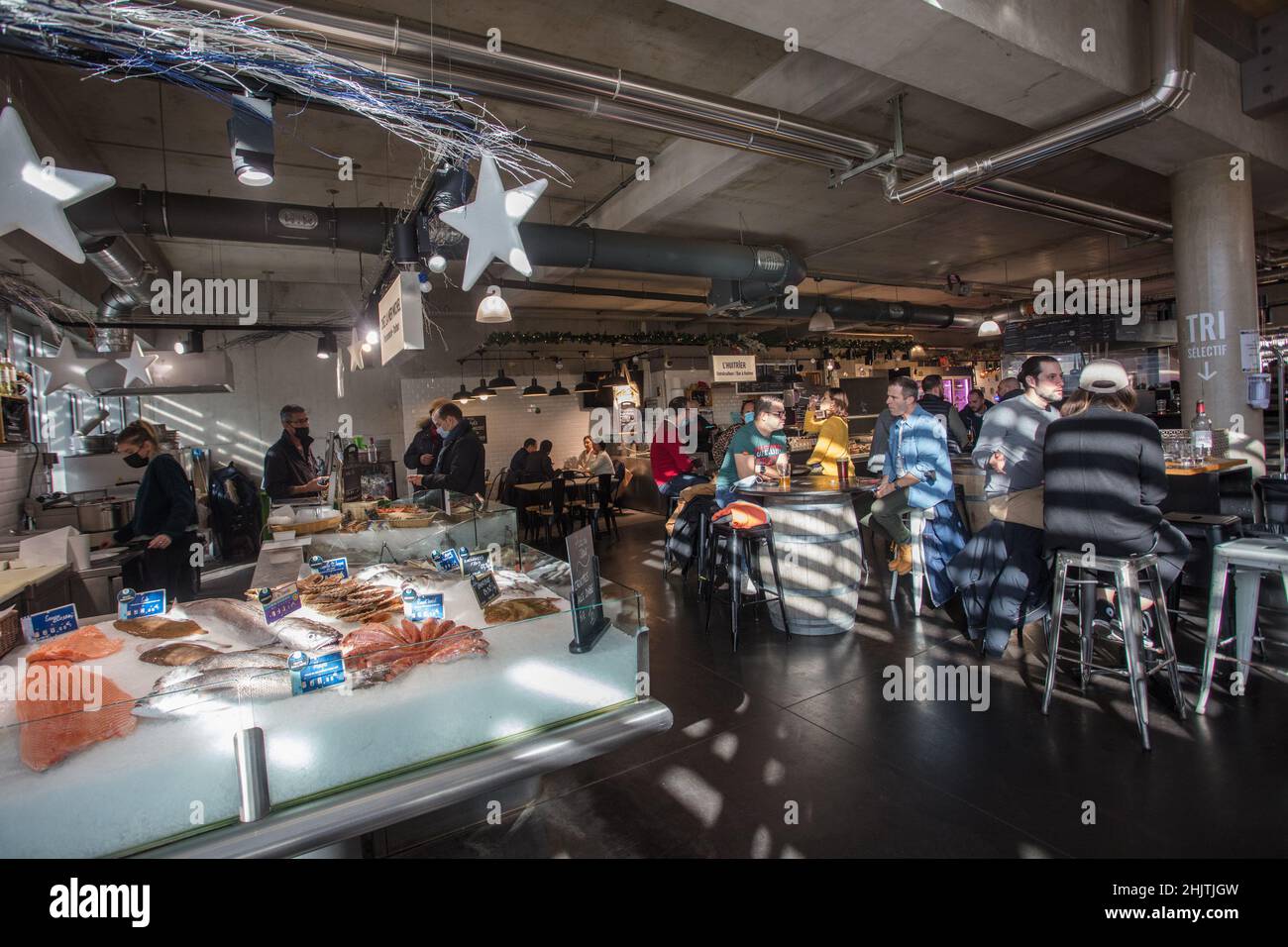 Bacalan Market, un marché alimentaire à Bordeaux.Un endroit pour prendre le petit-déjeuner, le déjeuner et le dîner dans les restaurants et les buffets et aussi acheter des aliments frais. Banque D'Images