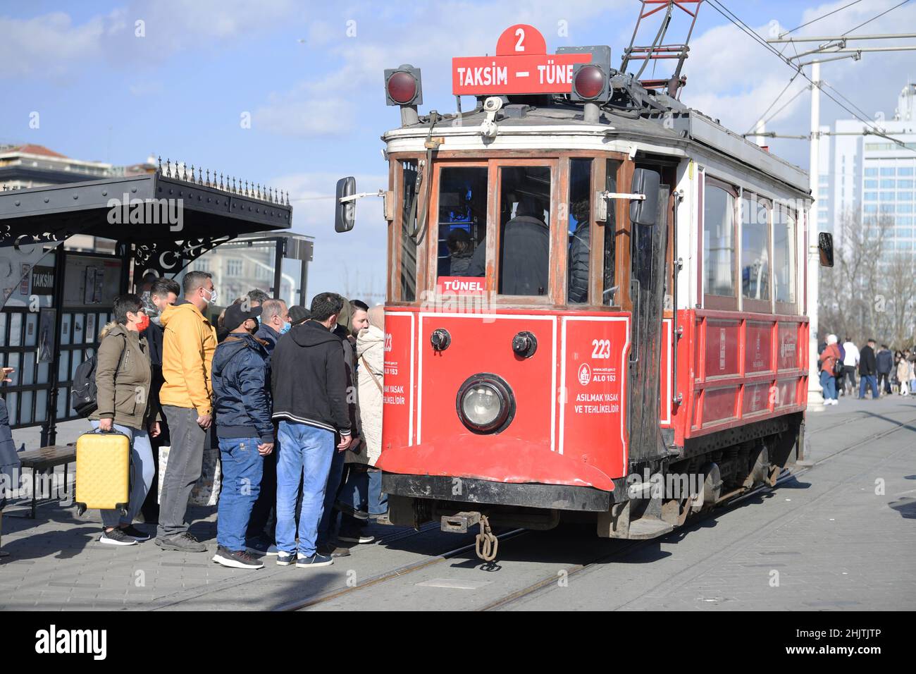 Istanbul, Turquie.31st janvier 2022.Les gens se font la queue pour prendre un tramway traditionnel sur la place Taksim à Istanbul, en Turquie, le 31 janvier 2022.Les recettes touristiques de la Turquie ont augmenté de 103 pour cent d'une année sur l'autre en 2021 et ont atteint 24,48 milliards de dollars américains malgré les revers, a déclaré l'Institut de statistique turc lundi.Credit: Shadati/Xinhua/Alamy Live News Banque D'Images