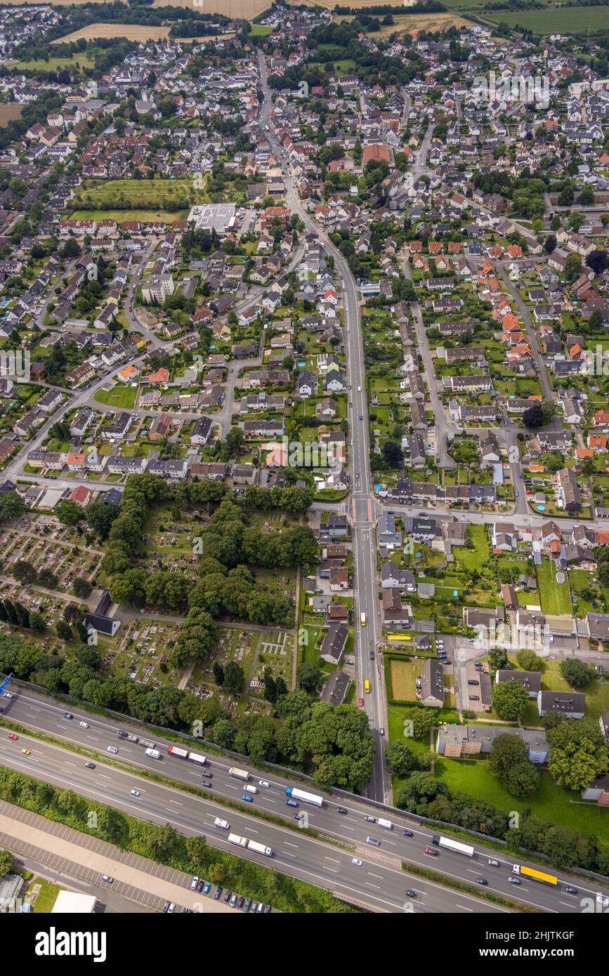Photographie aérienne, supermarché Rewe avec toit solaire, Massener Hellweg, école primaire Schillerschule, cimetière, vue sur la ville de Massen,Unna, région de Ruhr, NOR Banque D'Images