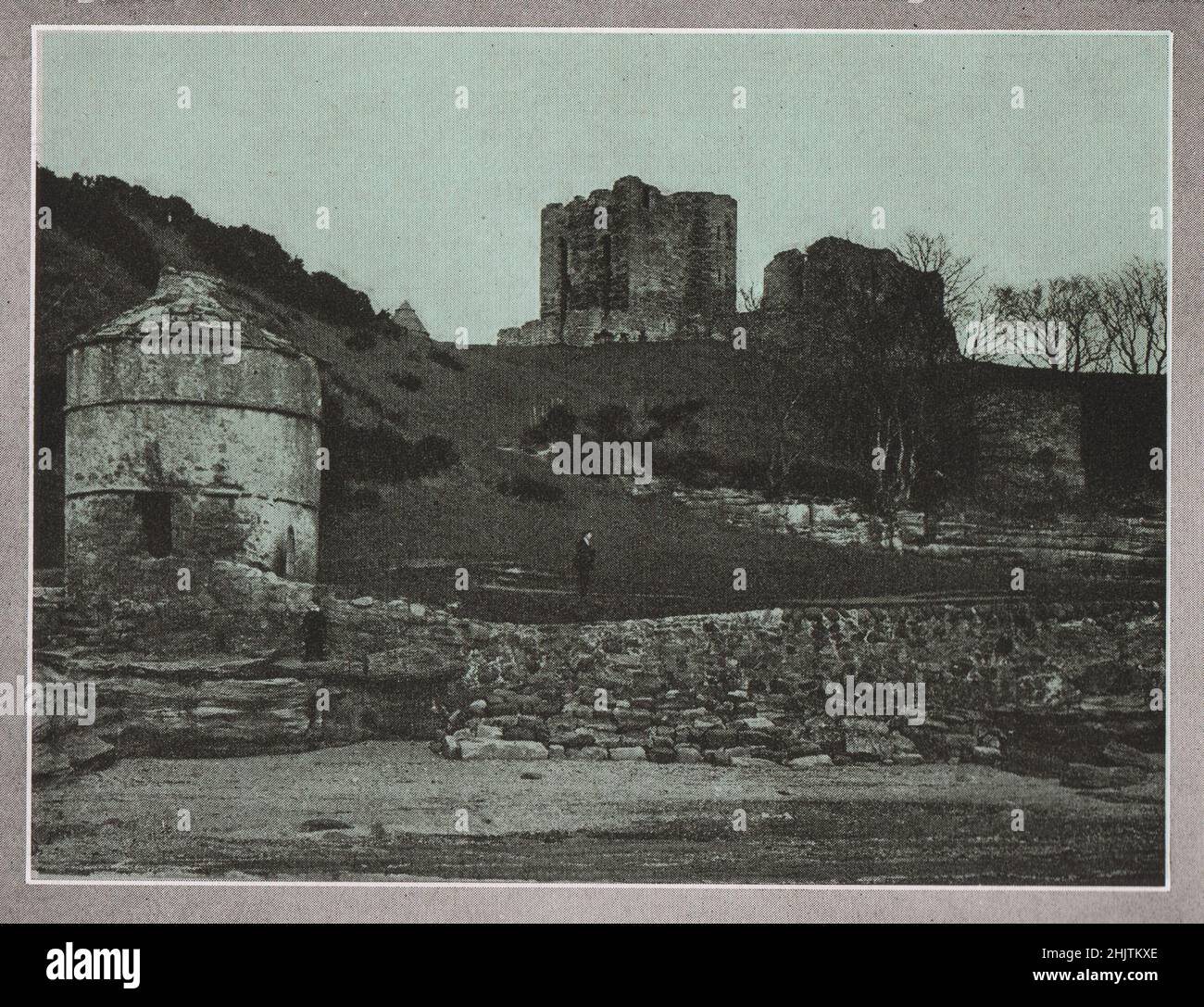 Château de Macduff, depuis la rive. Fifeshire (1913) Banque D'Images