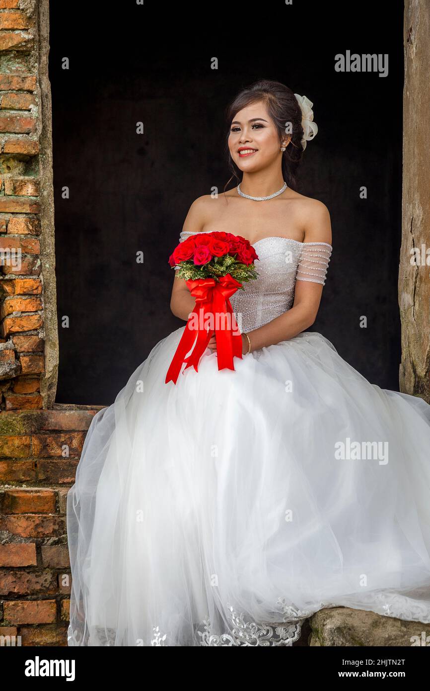 Une mariée se trouve dans une zone à porte ouverte à une attraction touristique, Hai Van Pass. Banque D'Images