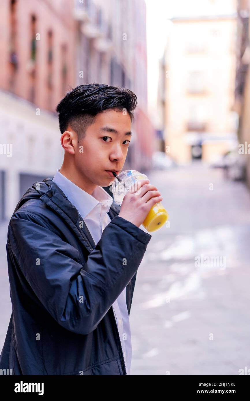 Asiatique boire un délicieux jus sain Banque D'Images