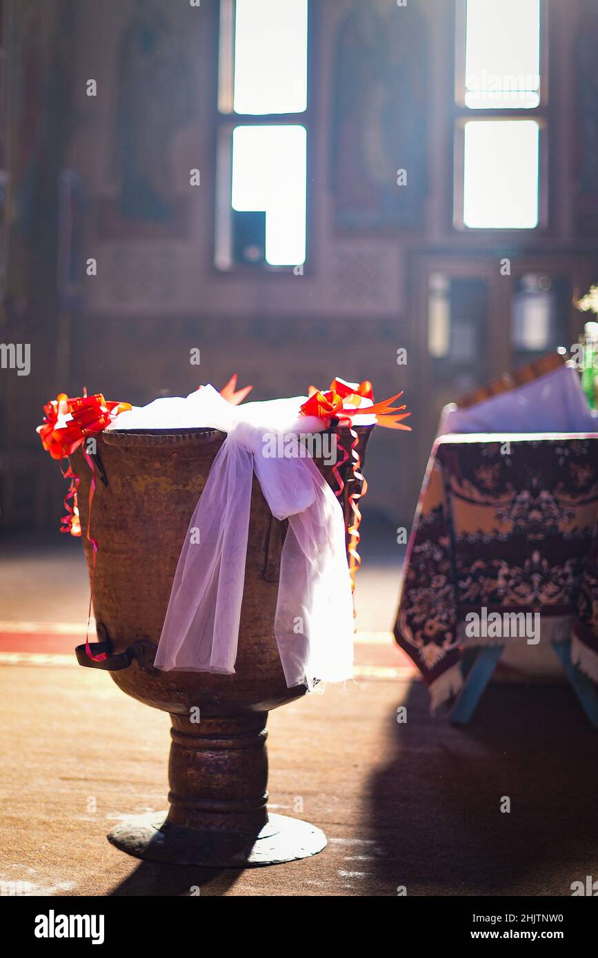 Plan vertical de l'intérieur de la partie de l'église roumaine au soleil Banque D'Images