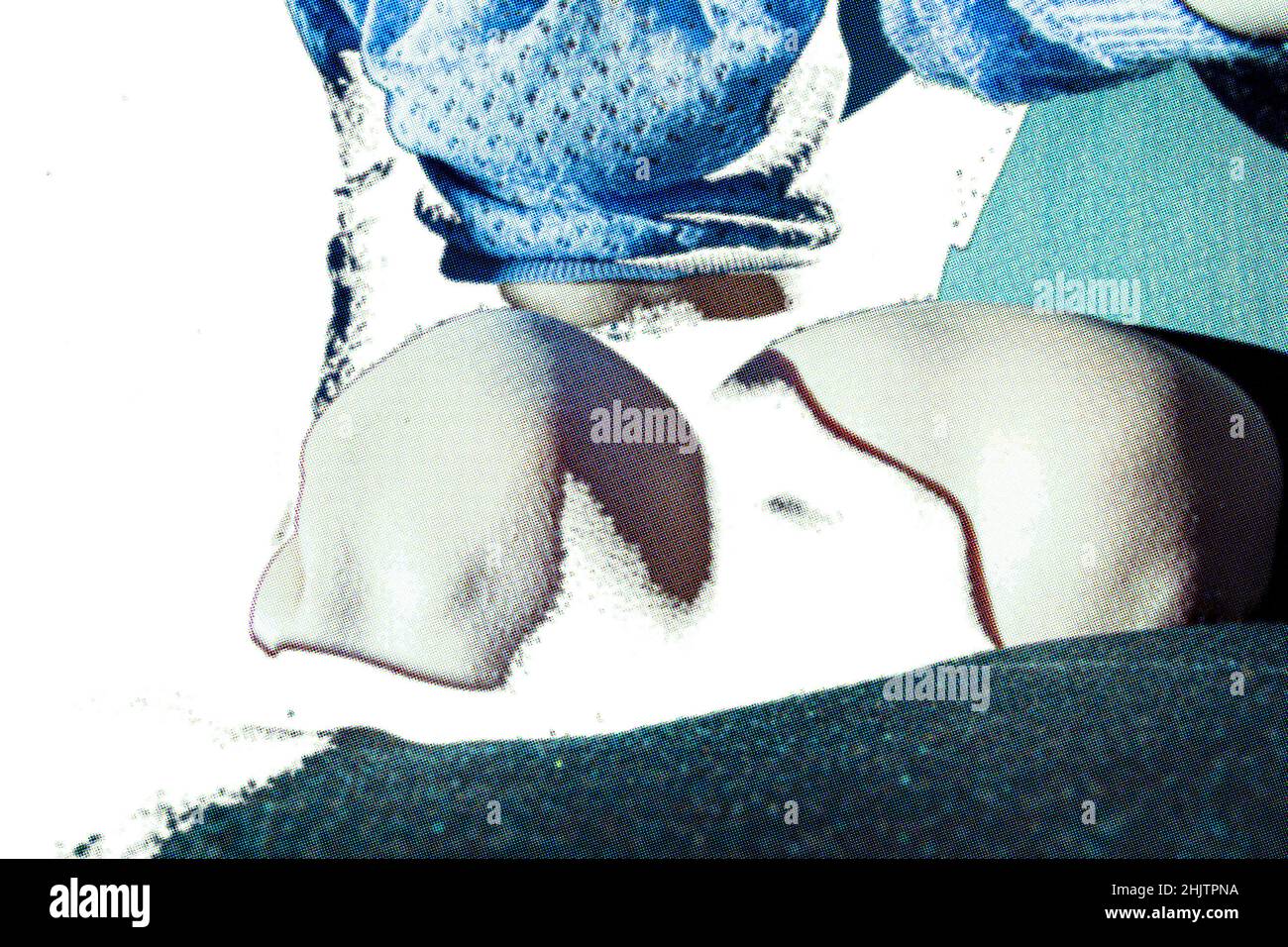 une jeune femme s'agenouille dans un collage numérique Banque D'Images