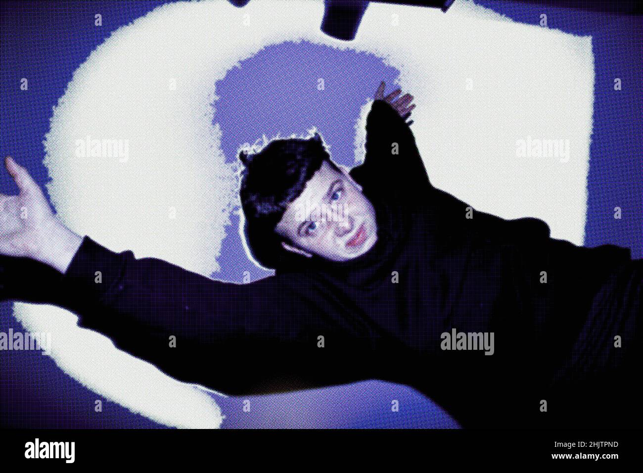 une jeune femme saute à travers l'image ses bras sont étirés vers le haut Banque D'Images