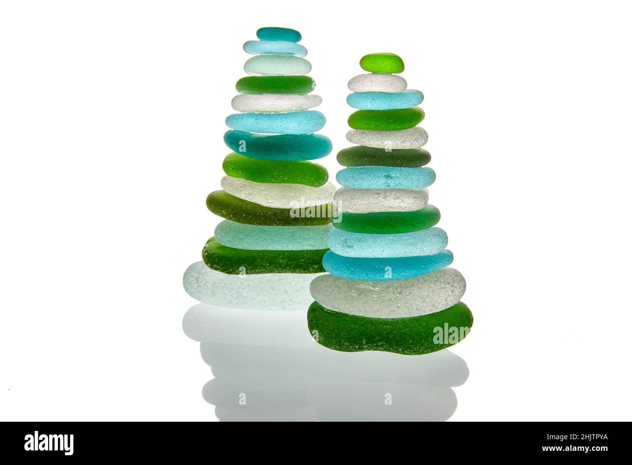 Deux pyramides de pierre de verre de mer vert et bleu Banque D'Images Deux pyramides de pierre de verre de mer vert et bleu Banque D'Images