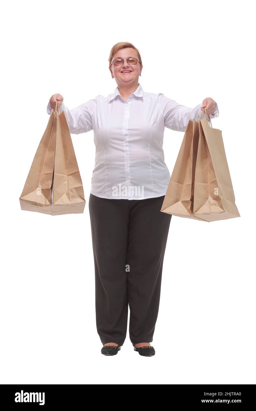 Bonne femme d'âge moyen avec des sacs de shopping sur fond blanc Banque D'Images