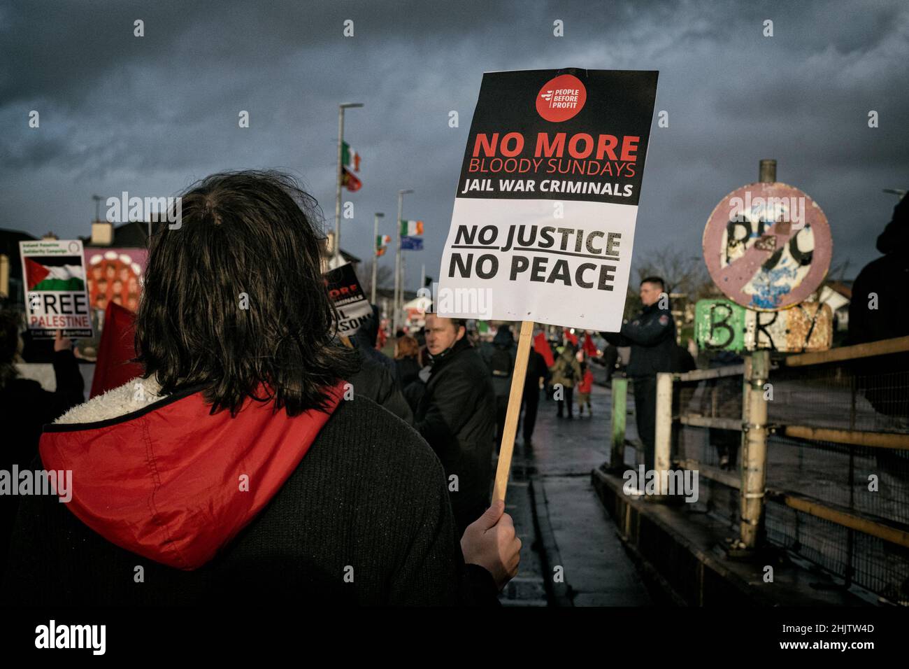 Derry, Royaume-Uni.30th janvier 2022.Un jeune manifestant marche à travers Derry en tenant un écriteau exigeant « plus de dimanches sanglants » à l'occasion du 50th anniversaire du meurtre de 14 civils aux mains des troupes paramilitaires britanniques.des centaines de personnes se sont rassemblées dimanche à Derry pour rendre hommage aux proches de ceux qui ont été tuésDans le massacre sanglant du dimanche, il y a cinquante ans.Le 30th janvier 1972, les militants des droits civils qui ont défilé à Derry ont été abattus par des parachutistes britanniques, ce qui a entraîné la mort de 14 personnes et les blessures de dizaines d'autres personnes.Crédit : SOPA Images Limited/Alamy Live News Banque D'Images