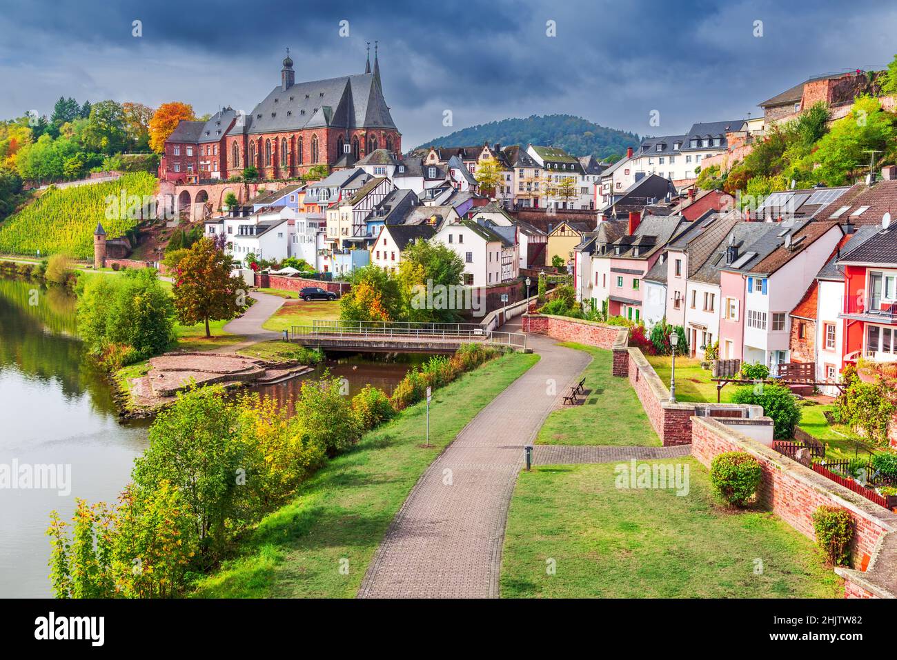 Sarrebourg, Allemagne.Ville idyllique sur la rivière Saar avec église St-Laurentius, belle lumière d'automne. Banque D'Images