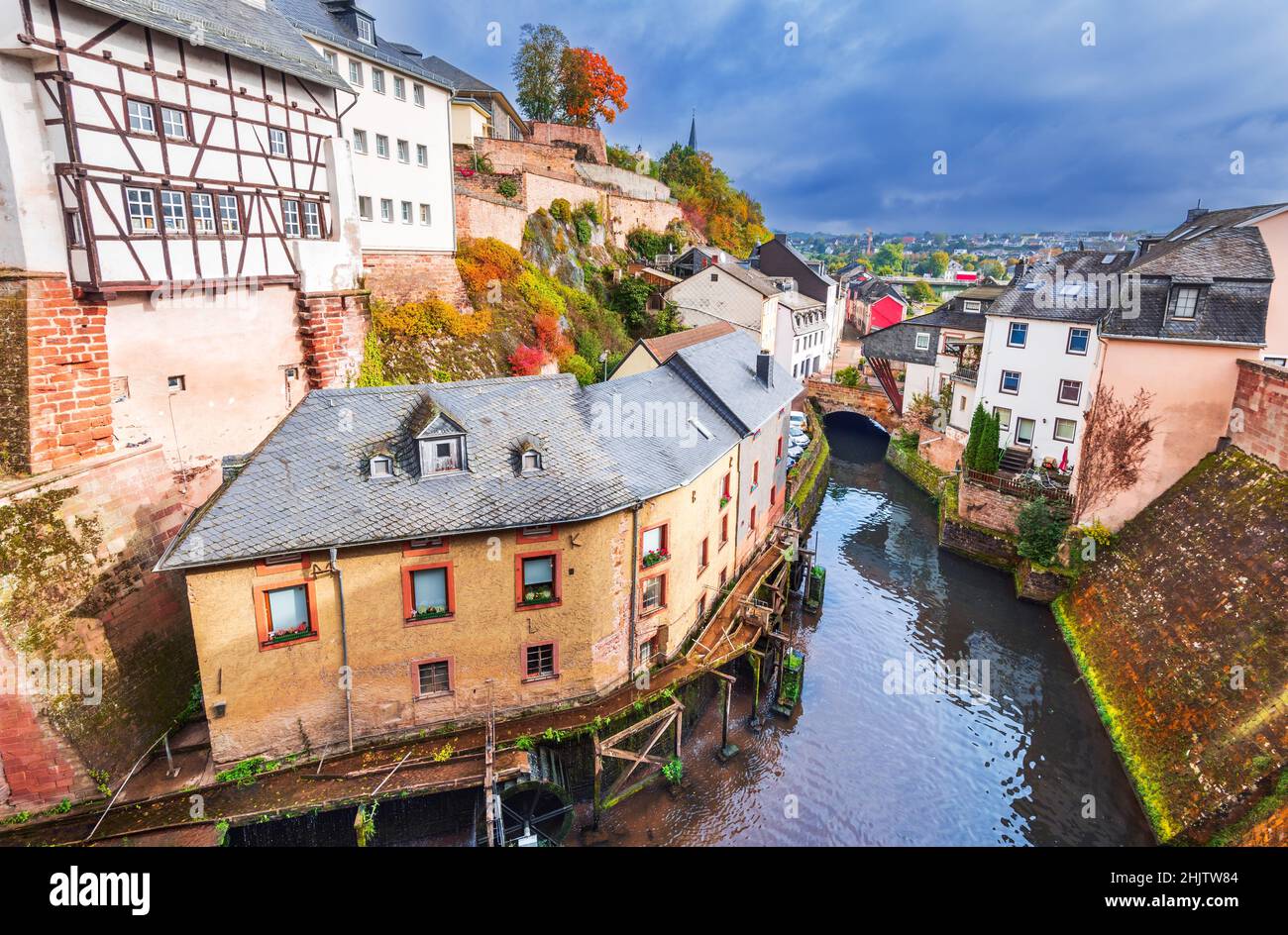 Bernkastel-kues, Allemagne. Vue urbaine avec Leuk River et de vieux moulins à eau historique au crépuscule Banque D'Images