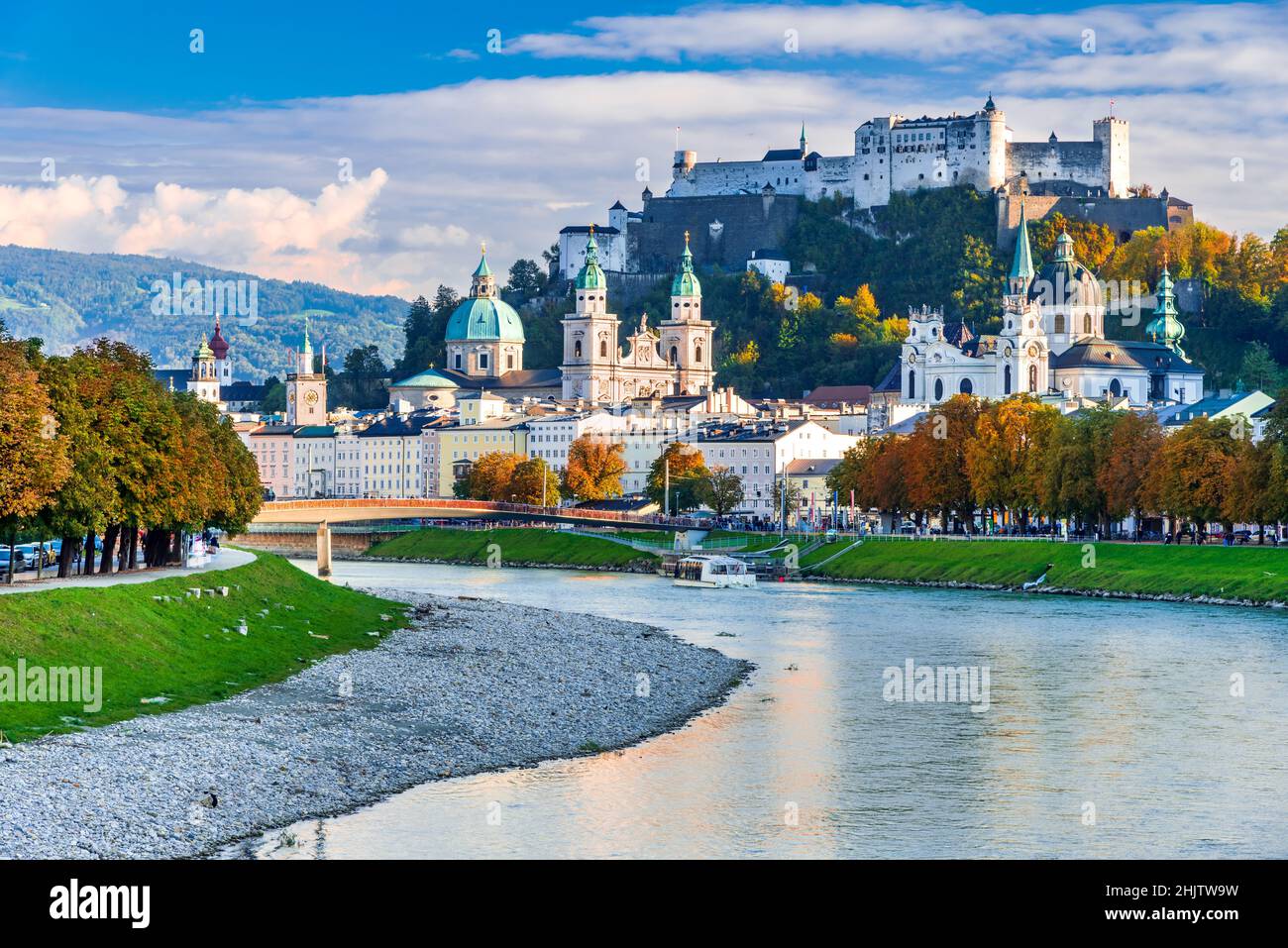 Salzbourg, Autriche.Belle vue sur les gratte-ciel de Salzbourg avec Festung Hohensalzburg et la rivière Salzach, automne, paysage de Salzburger Land. Banque D'Images