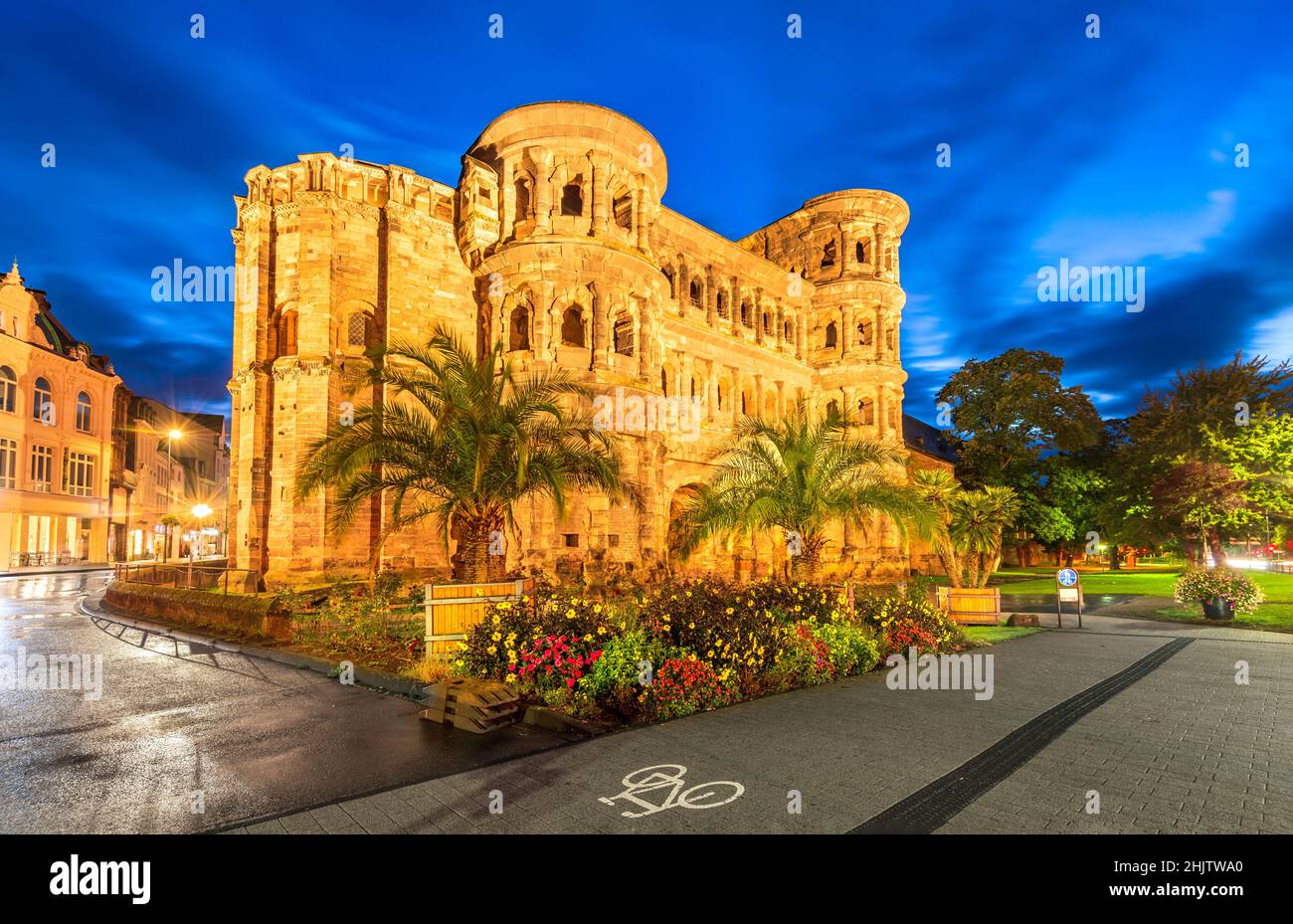 Trèves, Allemagne.Célèbre Porta Nigra nuit illuminée.Ancienne ville romaine Augusta Treverorum.Land de Rhénanie-Palatinat. Banque D'Images