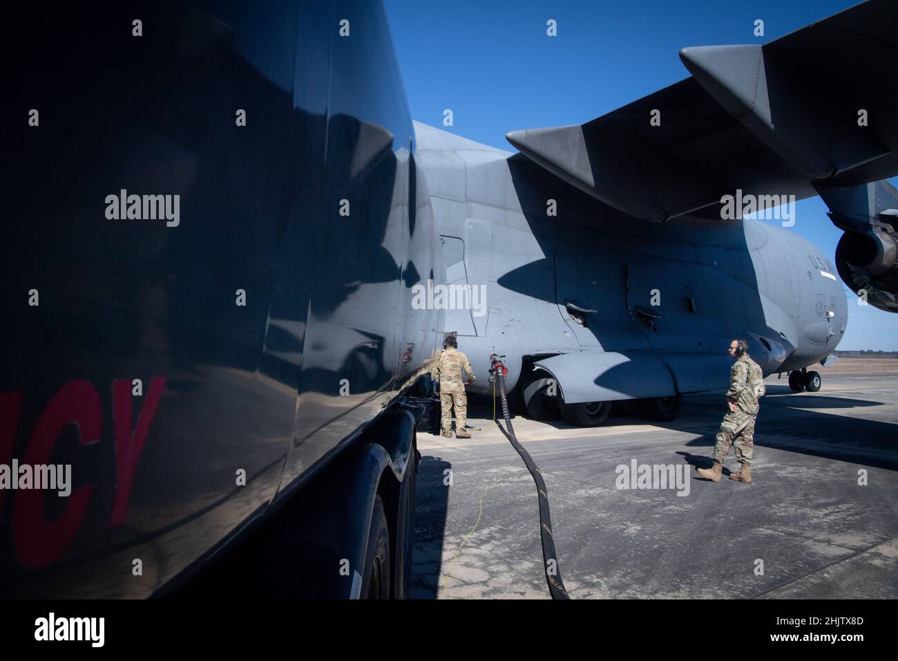 Les aviateurs de la U.S. Air Force déchargent le carburant du C-17 Globemaster III dans un camion à carburant à l'aérodrome de North Auxiliary, en Caroline du Sud, à l'appui de l'exercice de l'unité d'entraînement composite du corps des Marines des États-Unis, le 27 janvier 2022.L’exercice est une combinaison de multiples unités et commandements qui se préparent à mener des opérations militaires en mer, à projeter de l’énergie de combat à terre et à déployer la force de réponse à la crise de la nation.(É.-U.Photo de la Force aérienne par Diana Cossaboom) Banque D'Images