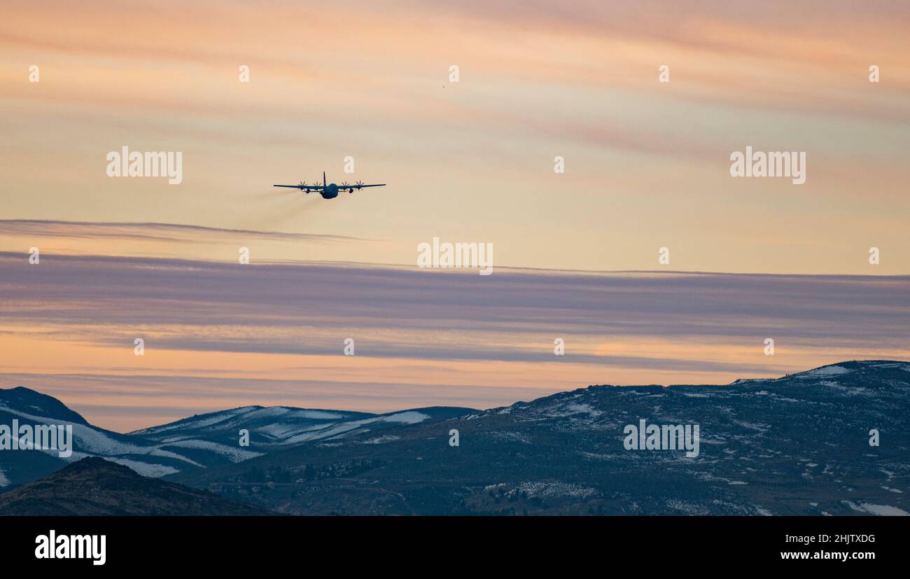 Un avion C-130 Hercules du Nevada prend son envol au-dessus de Reno, Nevada, le 31 janvier 2022.Le C-130 peut être rapidement reconfiguré pour divers types de cargaison tels que l'équipement palettisé, le matériel chargé au sol, l'équipement de lutte contre les incendies et le personnel aérien ou l'évacuation aéromédicale.(É.-U.Air National Guard photo par Airman 1st classe Thomas Cox) Banque D'Images