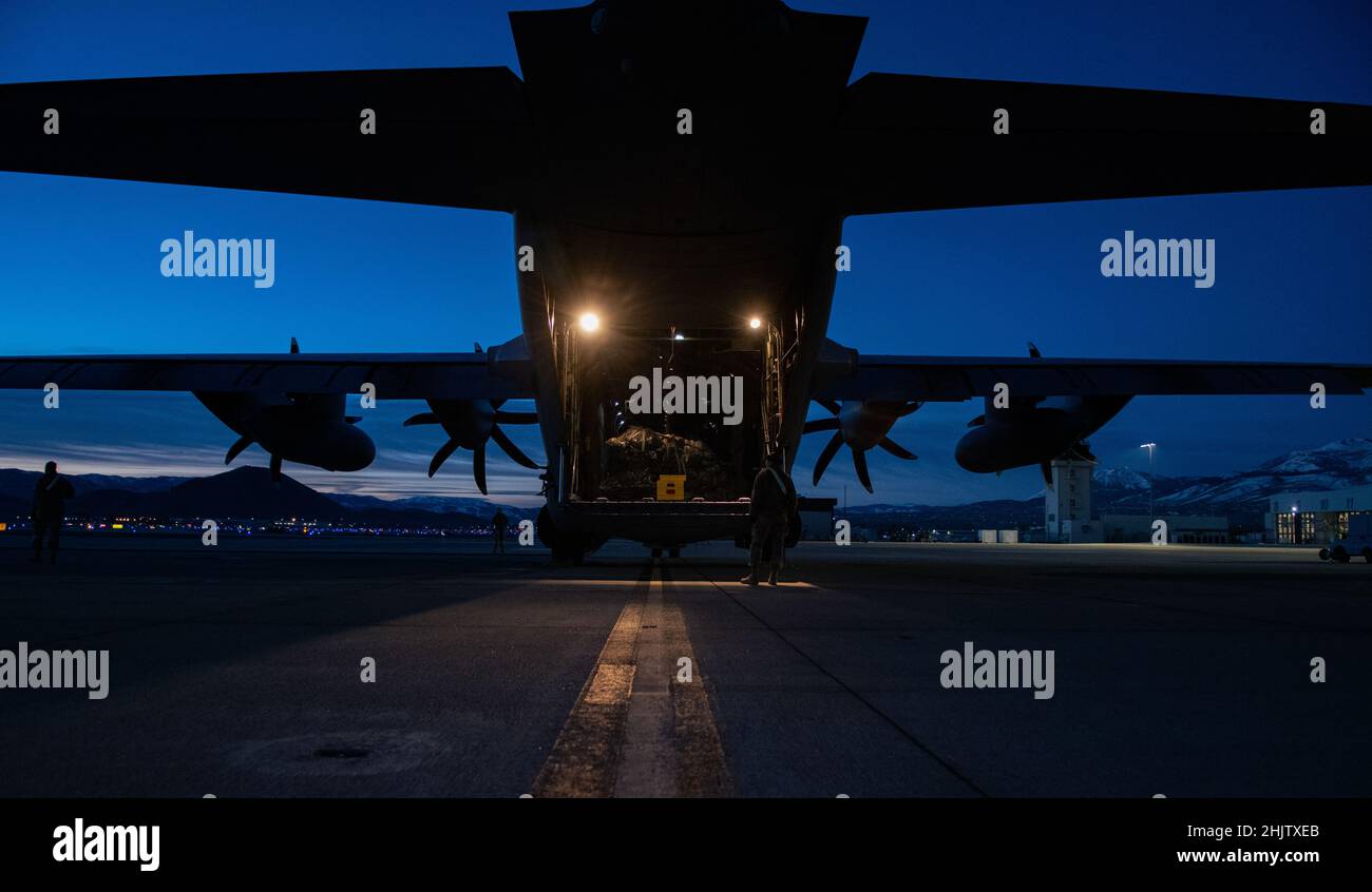 Un avion Hercules C-130 de la Garde nationale aérienne du Nevada est installé sur la ligne de vol à la base de la Garde nationale aérienne du Nevada, Reno, Nevada, le 31 janvier 2022.Le 152nd Squadron du génie civil a pris l'avion du C-130 jusqu'à la base aérienne de Tyndall, en Floride, pour assister à l'exercice du drapeau d'argent.(É.-U.Photo de la Garde nationale aérienne par Airman First Class Thomas Cox) Banque D'Images