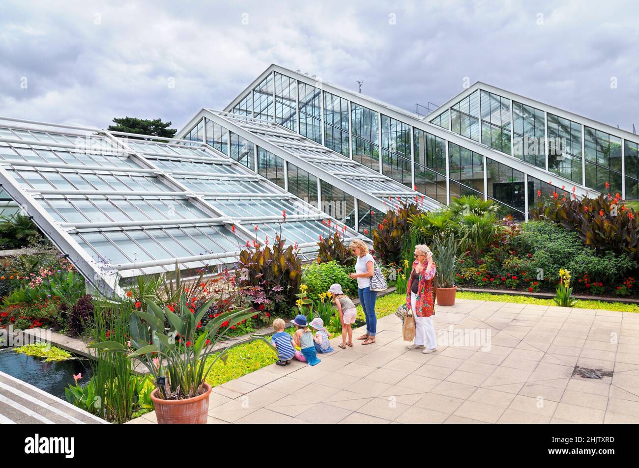 Une famille à l'extérieur du Princess of Wales Conservatory au Royal Botanic Kew Gardens, Royaume-Uni Banque D'Images
