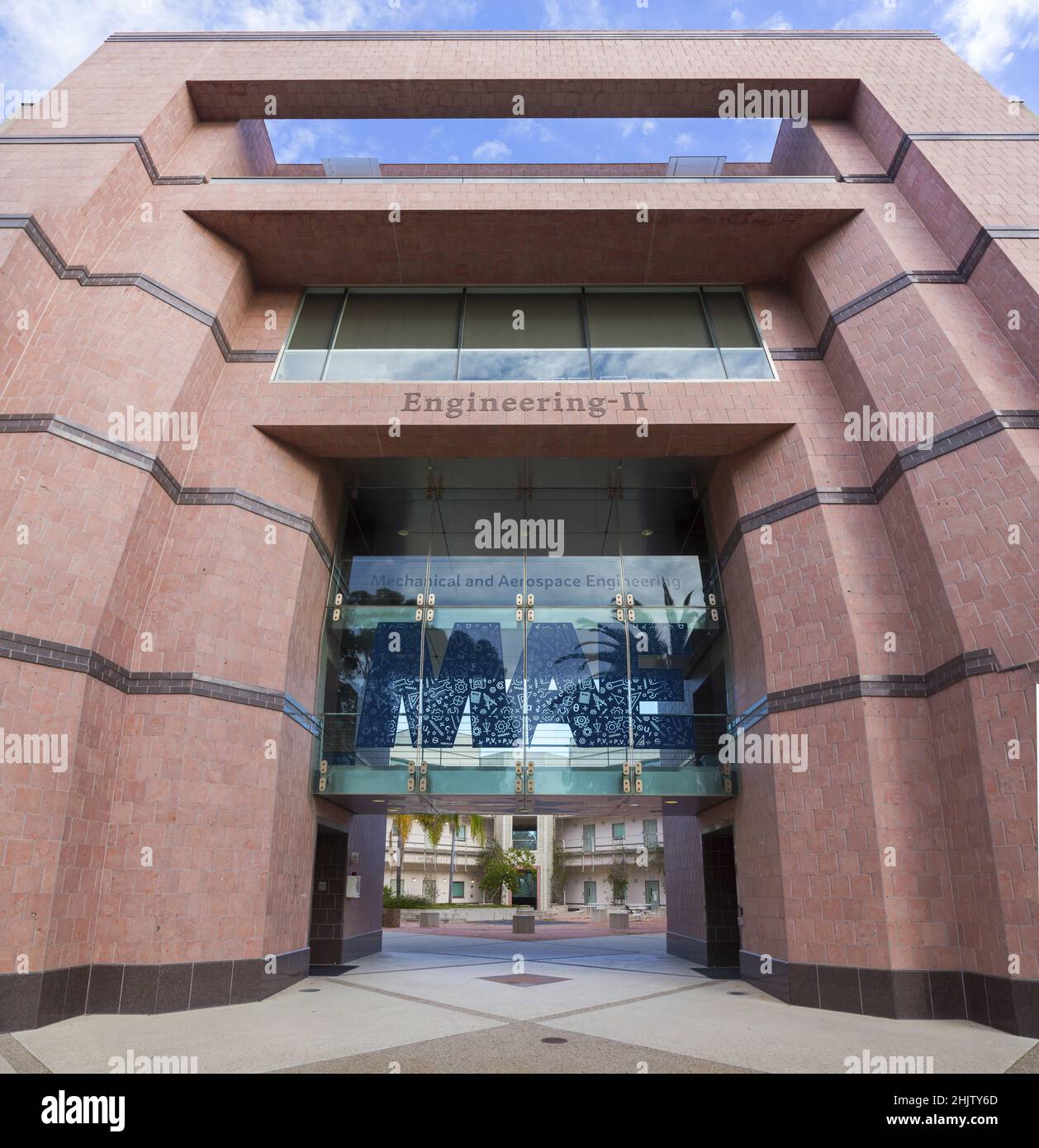 Porte d'entrée verticale extérieure du bâtiment aérospatial mécanique. Université UCSD de Californie, Institut d'ingénierie et de design, campus de San Diego Banque D'Images