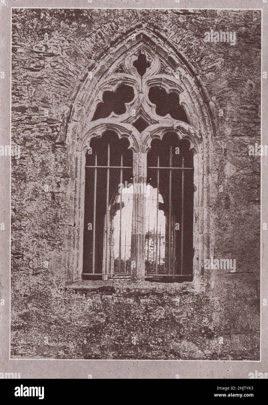 Fenêtre gothique dans Chapter House, Abbaye de Mellifont. Comté de Louth (1913) Banque D'Images