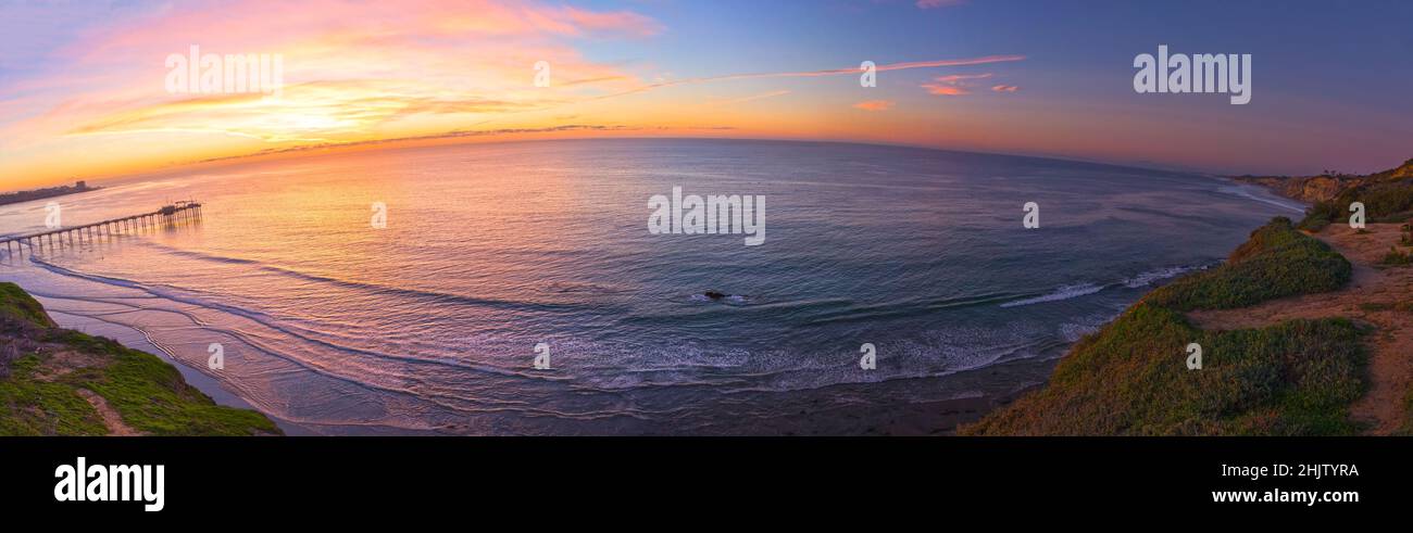 Océan Pacifique côte californienne vue panoramique sur le paysage aérien. Spectaculaire Sunset Sky Plage la Jolla, Institut d'océanographie Scripps Salk de San Diego Banque D'Images